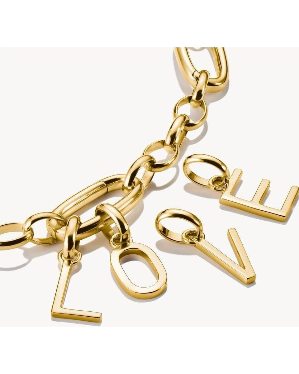 Pendentif charm lettres en plaqué or formant le mot 'LOVE', parfait pour personnaliser bijoux.
