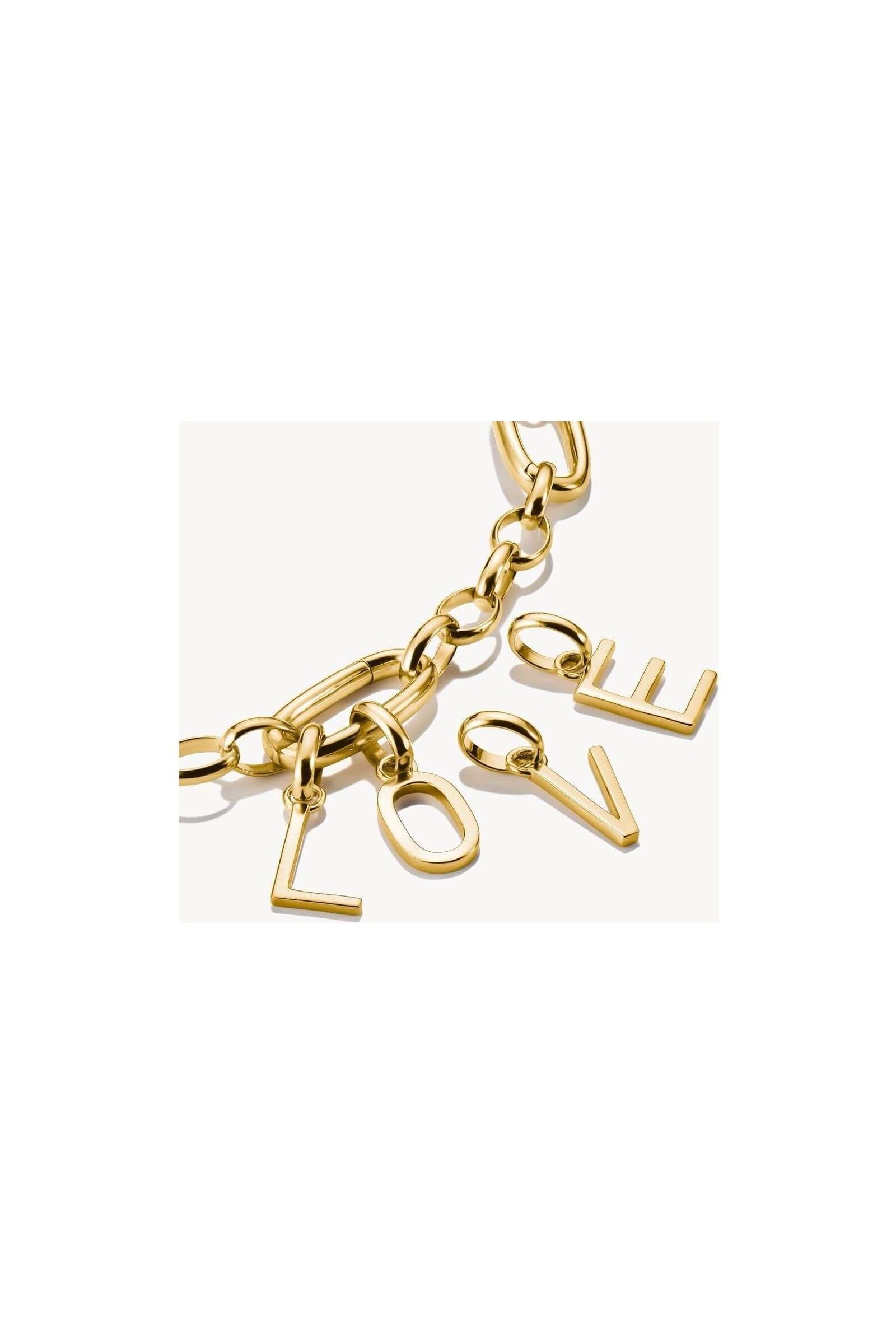 Pendentif charm lettres en plaqué or formant le mot 'LOVE', parfait pour personnaliser bijoux.