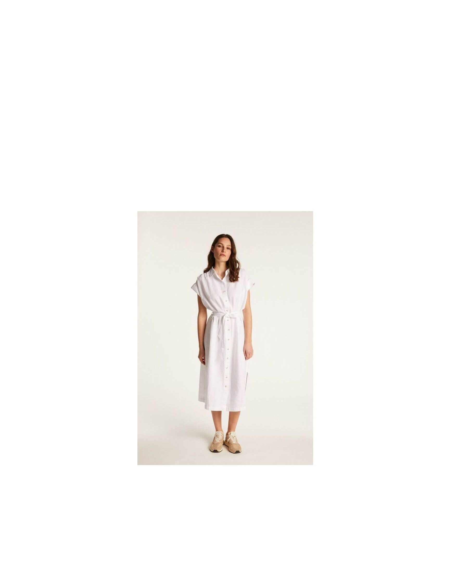 Femme portant la robe Emy en lin blanc, élégante et respirante, parfaite pour un look chic et décontracté.