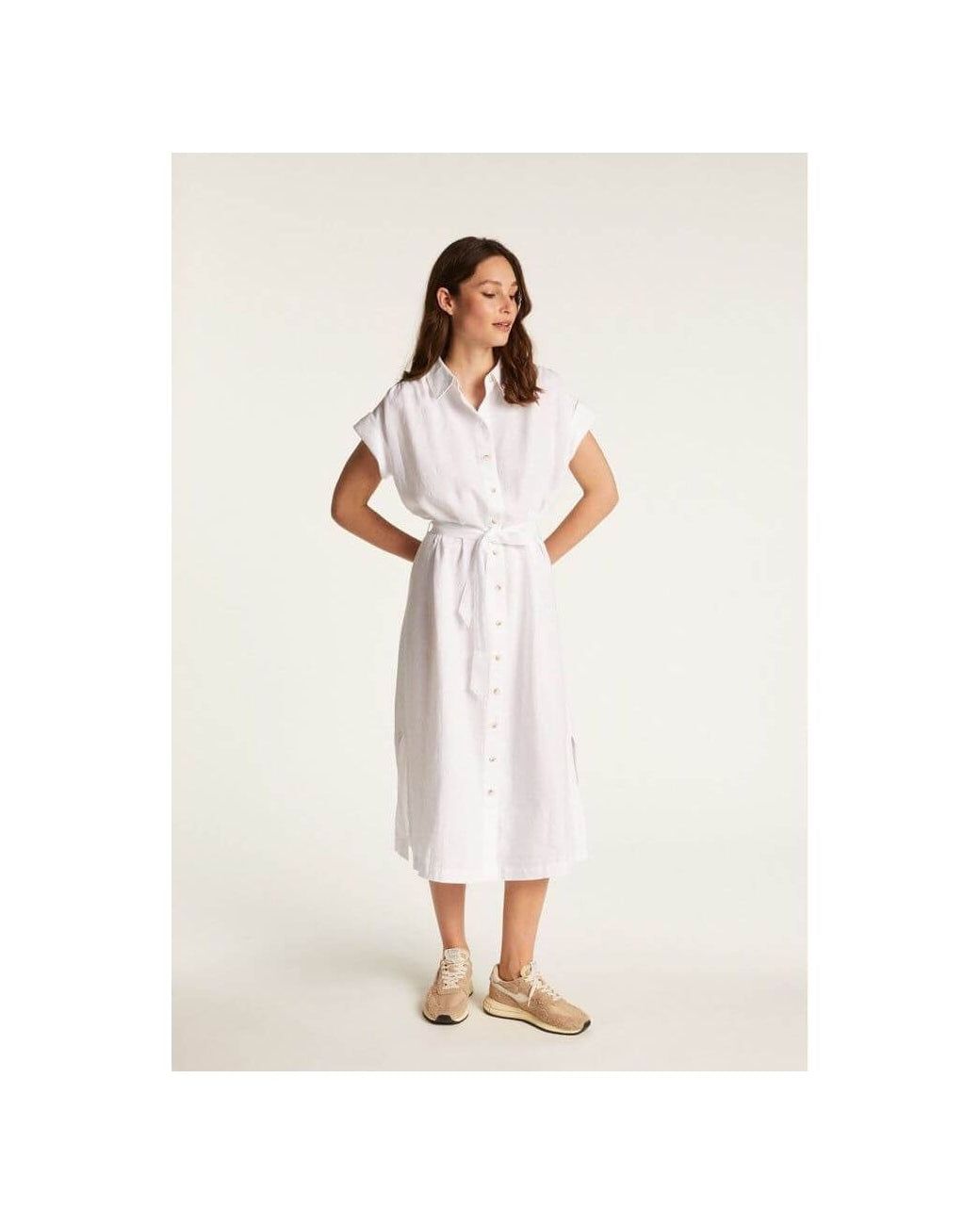 Robe Emy en lin léger, blanche, à manches courtes, avec ceinture, idéale pour un style élégant et confortable.