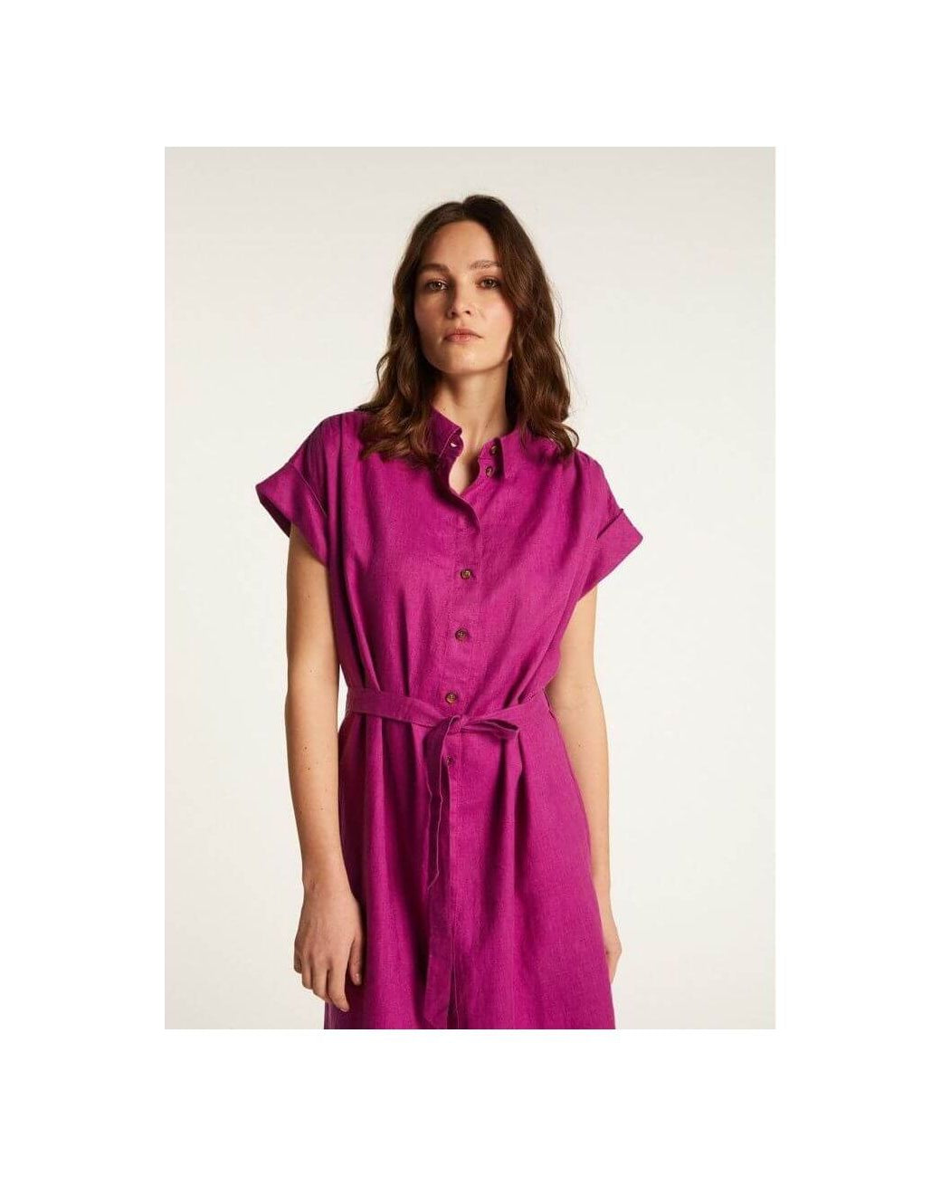 Robe Emy en lin léger, couleur fuchsia, avec boutons et ceinture, alliant élégance et confort pour les saisons douces.
