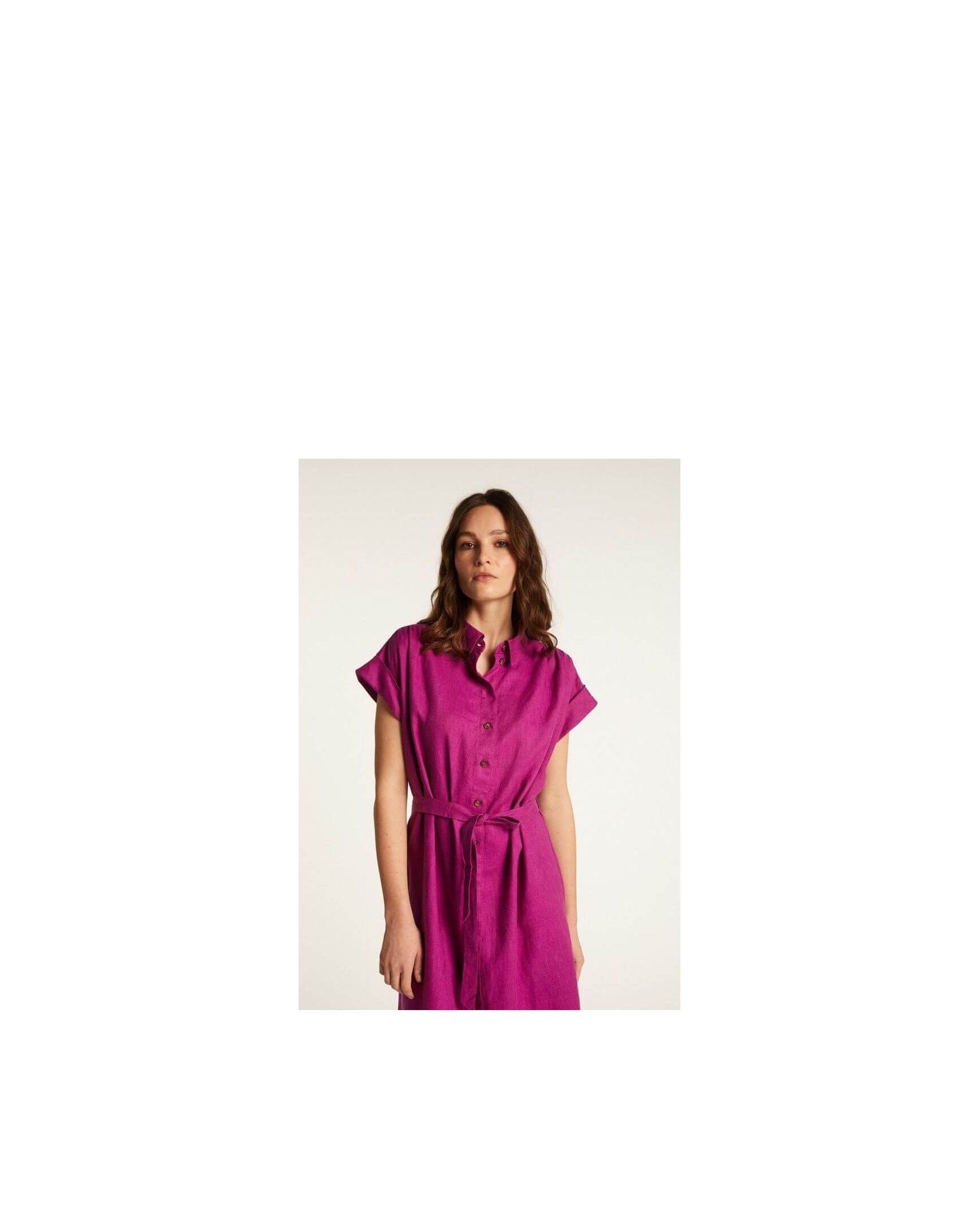 Robe Emy en lin léger, couleur fuchsia, avec boutons et ceinture, alliant élégance et confort pour les saisons douces.
