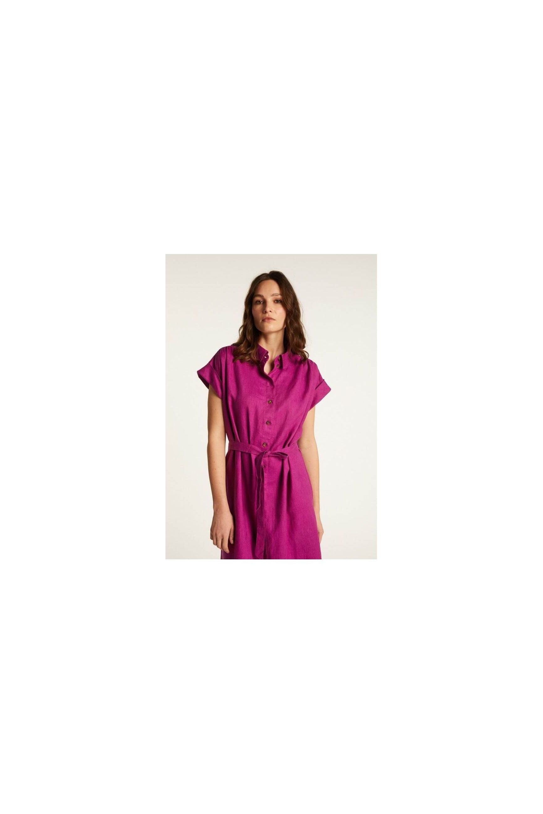 Robe Emy en lin léger, couleur fuchsia, avec boutons et ceinture, alliant élégance et confort pour les saisons douces.