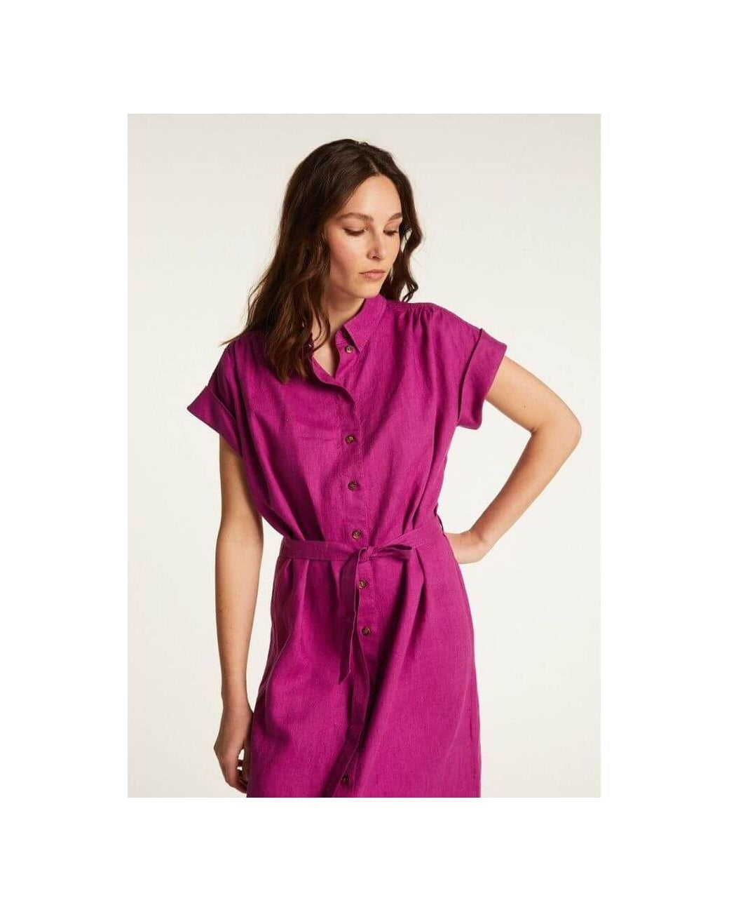 Robe femme Emy en lin léger, rose vif, coupe fluide, manches courtes, mettant en avant un style élégant et naturel.