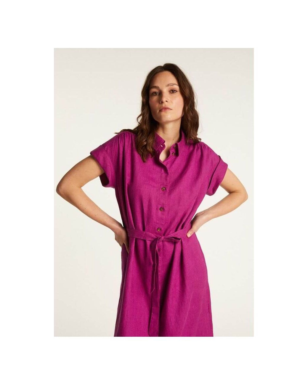 Robe Emy en lin léger, couleur fuchsia, coupe fluide avec ceinture, manches courtes, style élégant et confortable.