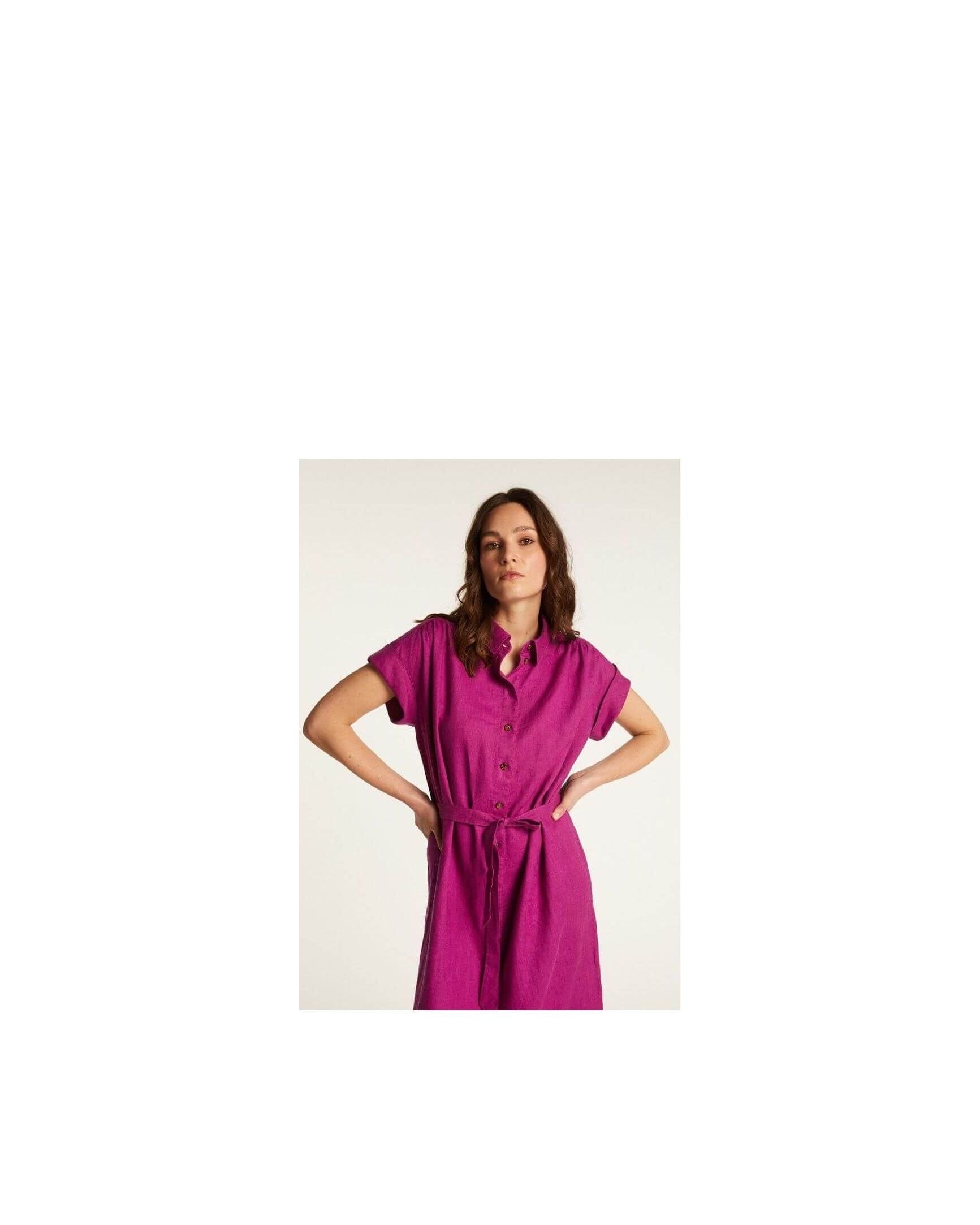 Robe Emy en lin léger, couleur fuchsia, coupe fluide avec ceinture, manches courtes, style élégant et confortable.