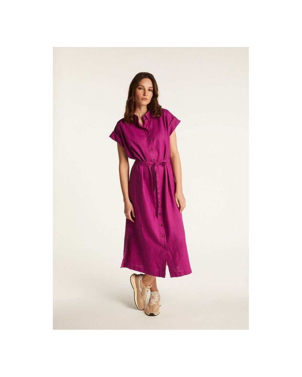 Femme portant la robe Emy en lin léger, couleur fuchsia, style fluide et élégant, parfaite pour les journées chaudes.