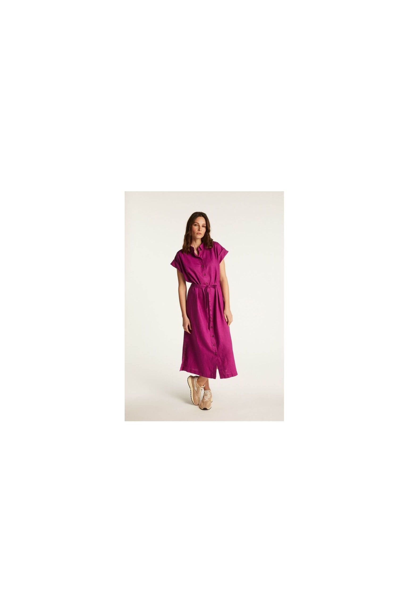 Femme portant la robe Emy en lin léger, couleur fuchsia, style fluide et élégant, parfaite pour les journées chaudes.