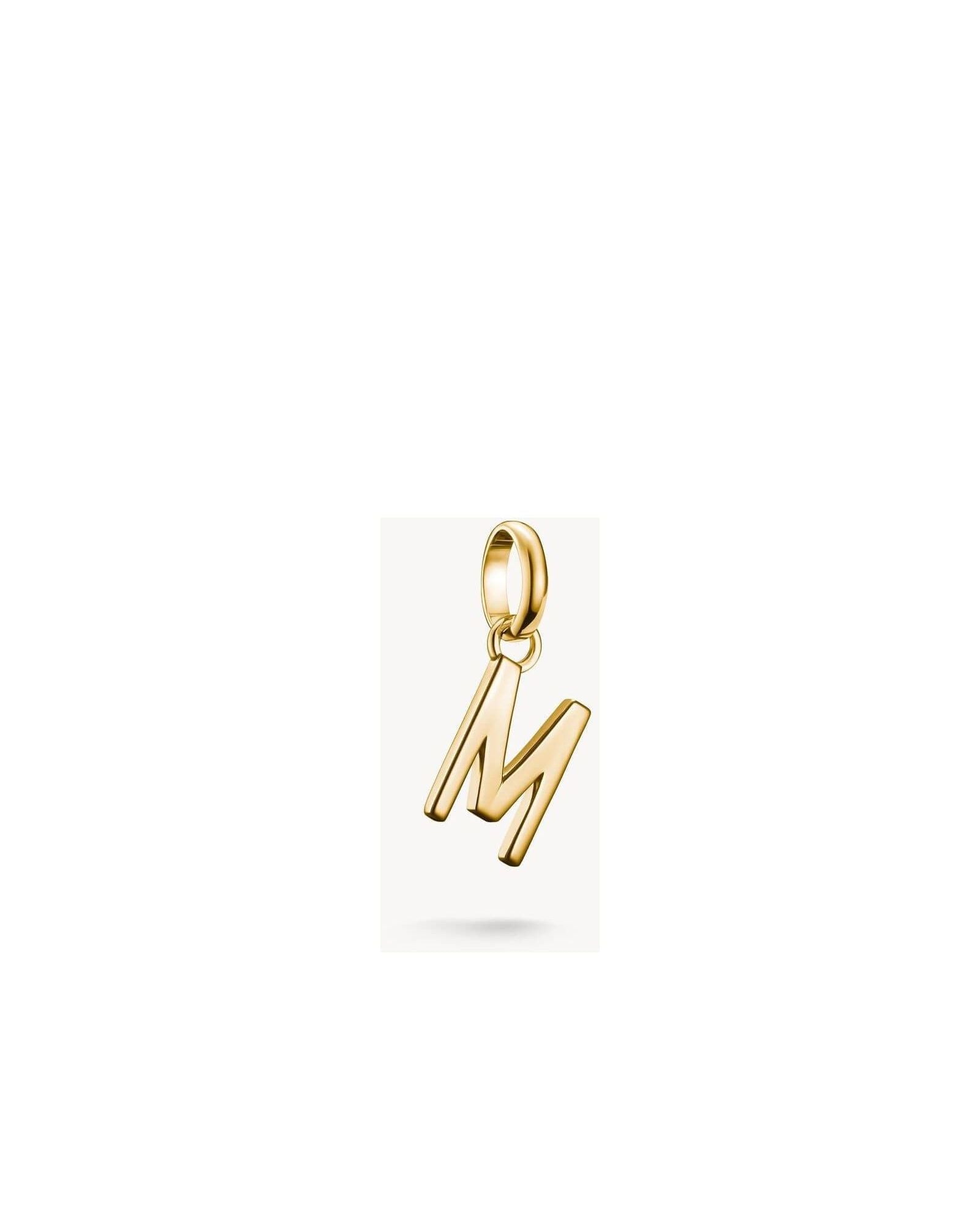 Pendentif charm lettre M en plaqué or 18k, élégant et personnel, parfait pour un bijou sur mesure.