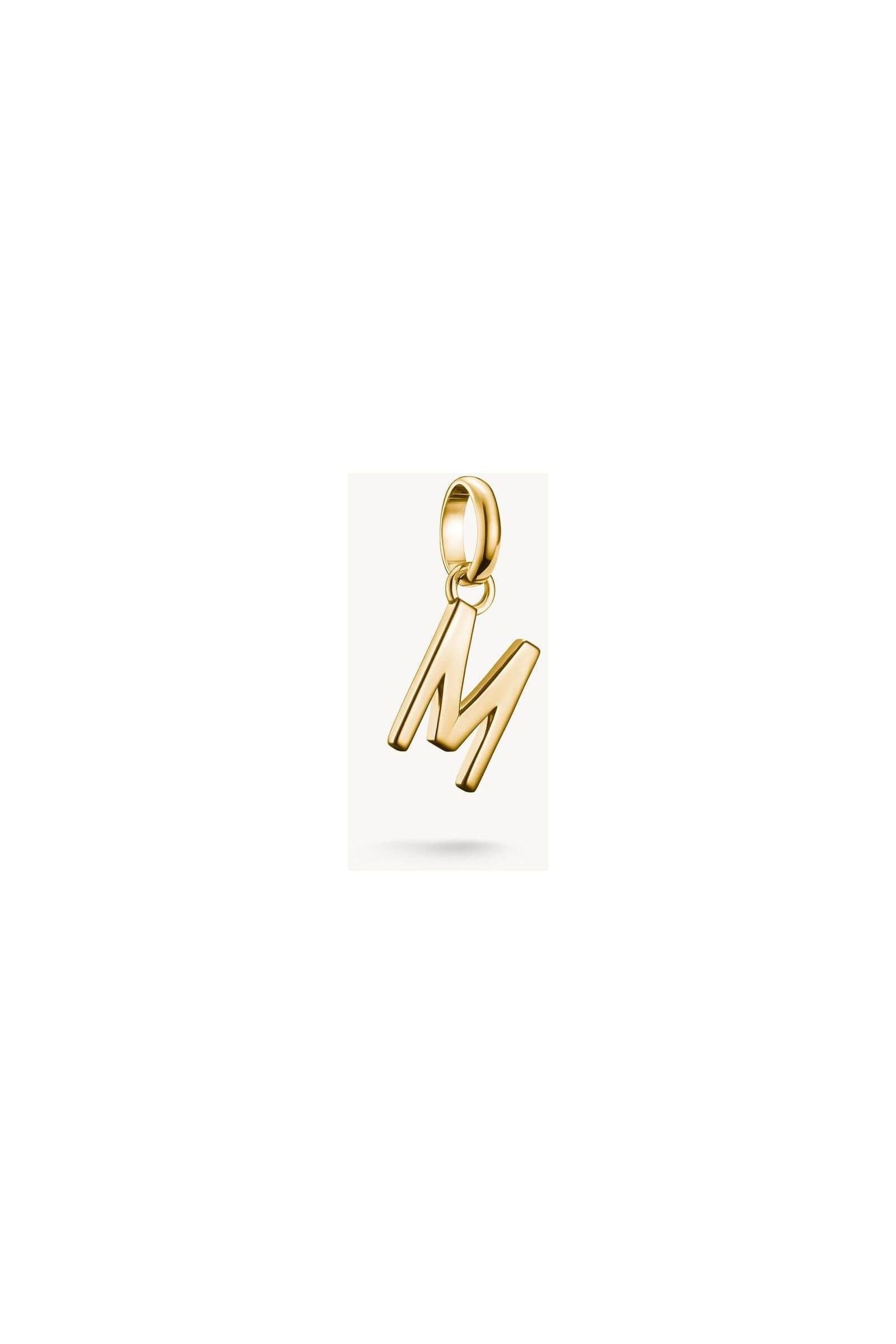 Pendentif charm lettre M en plaqué or 18k, élégant et personnel, parfait pour un bijou sur mesure.