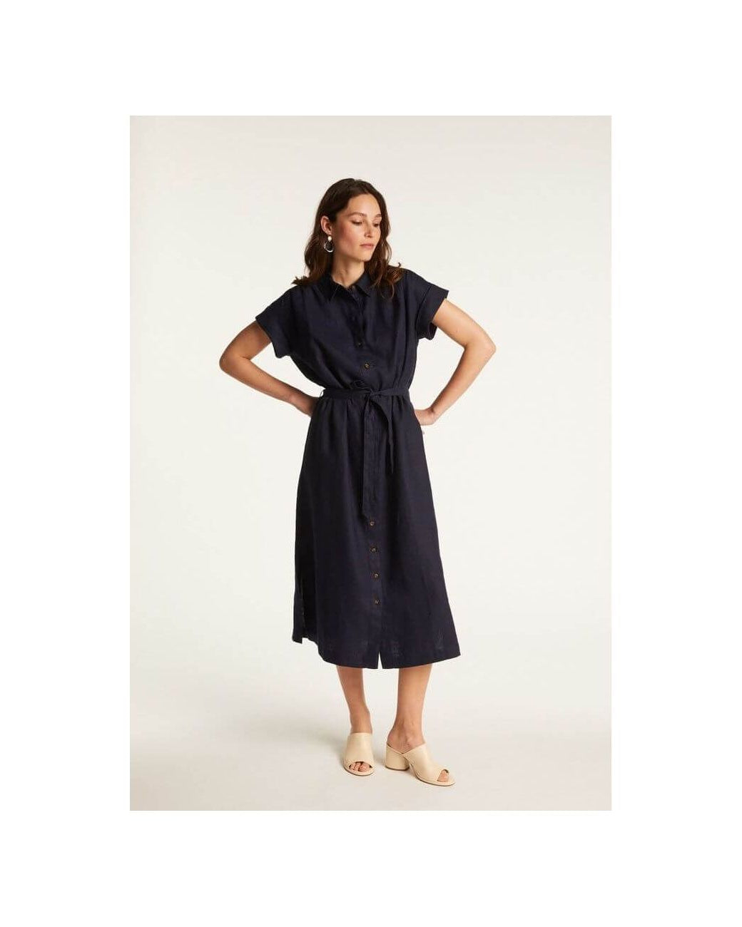 Robe Emy en lin léger, élégante et confortable, portée par une femme aux manches courtes, couleur navy.