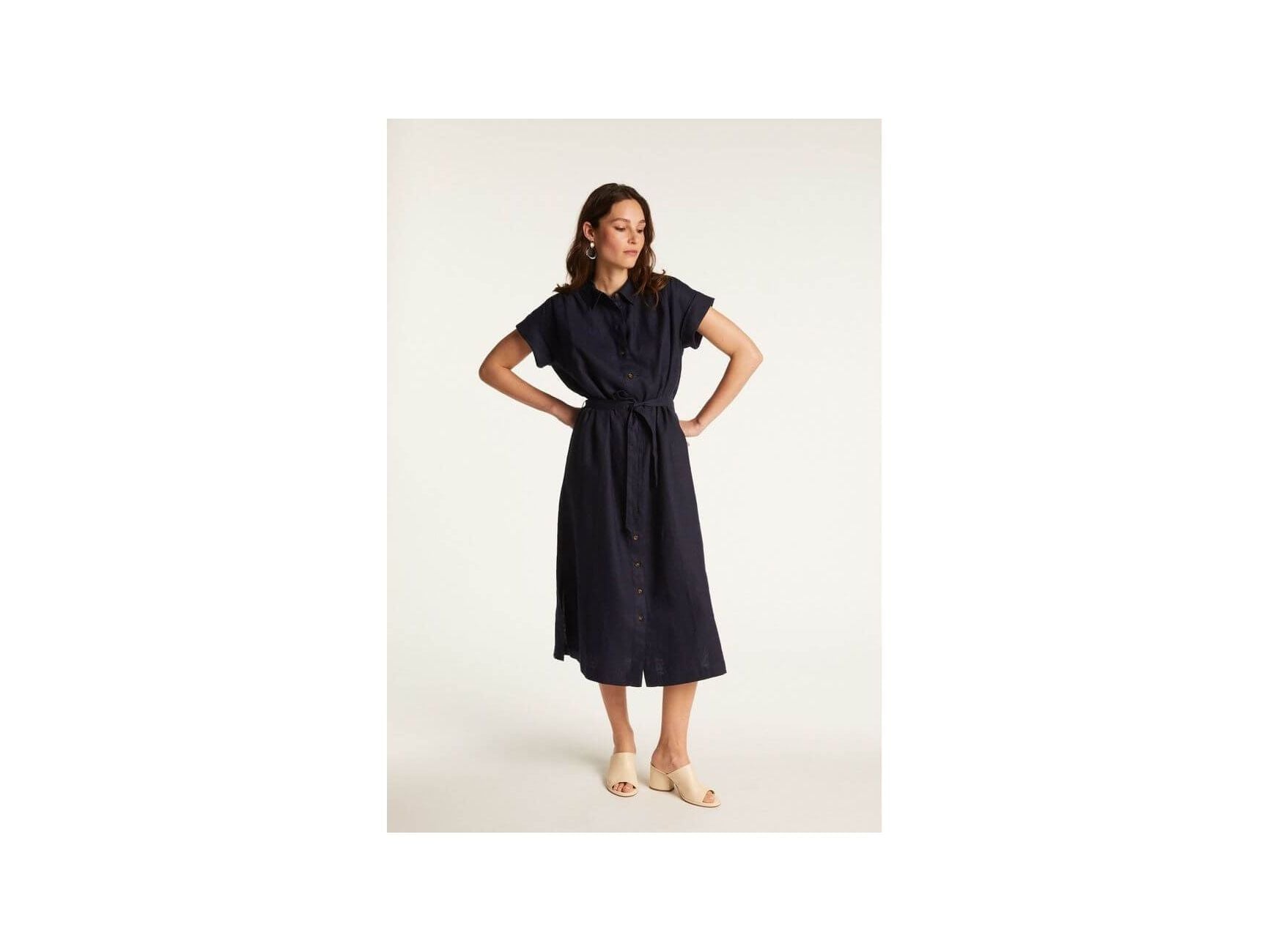 Robe Emy en lin léger, élégante et confortable, portée par une femme aux manches courtes, couleur navy.