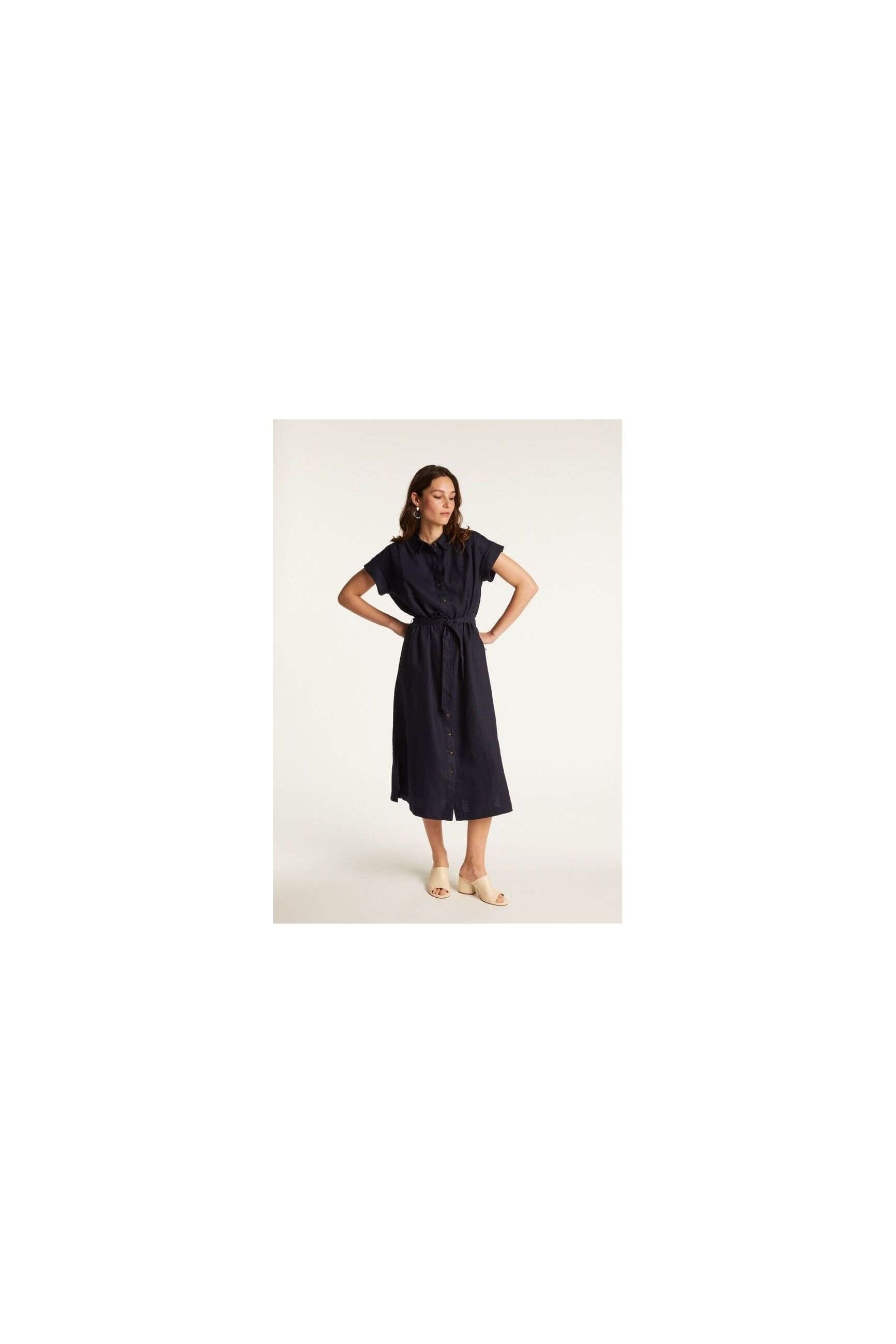 Robe Emy en lin léger, élégante et confortable, portée par une femme aux manches courtes, couleur navy.