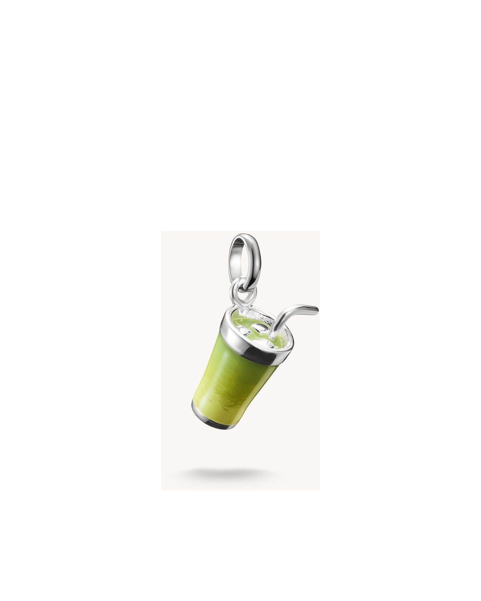 Pendentif charm en argent 925 recyclé représentant un matcha latte avec glaçons et paille.