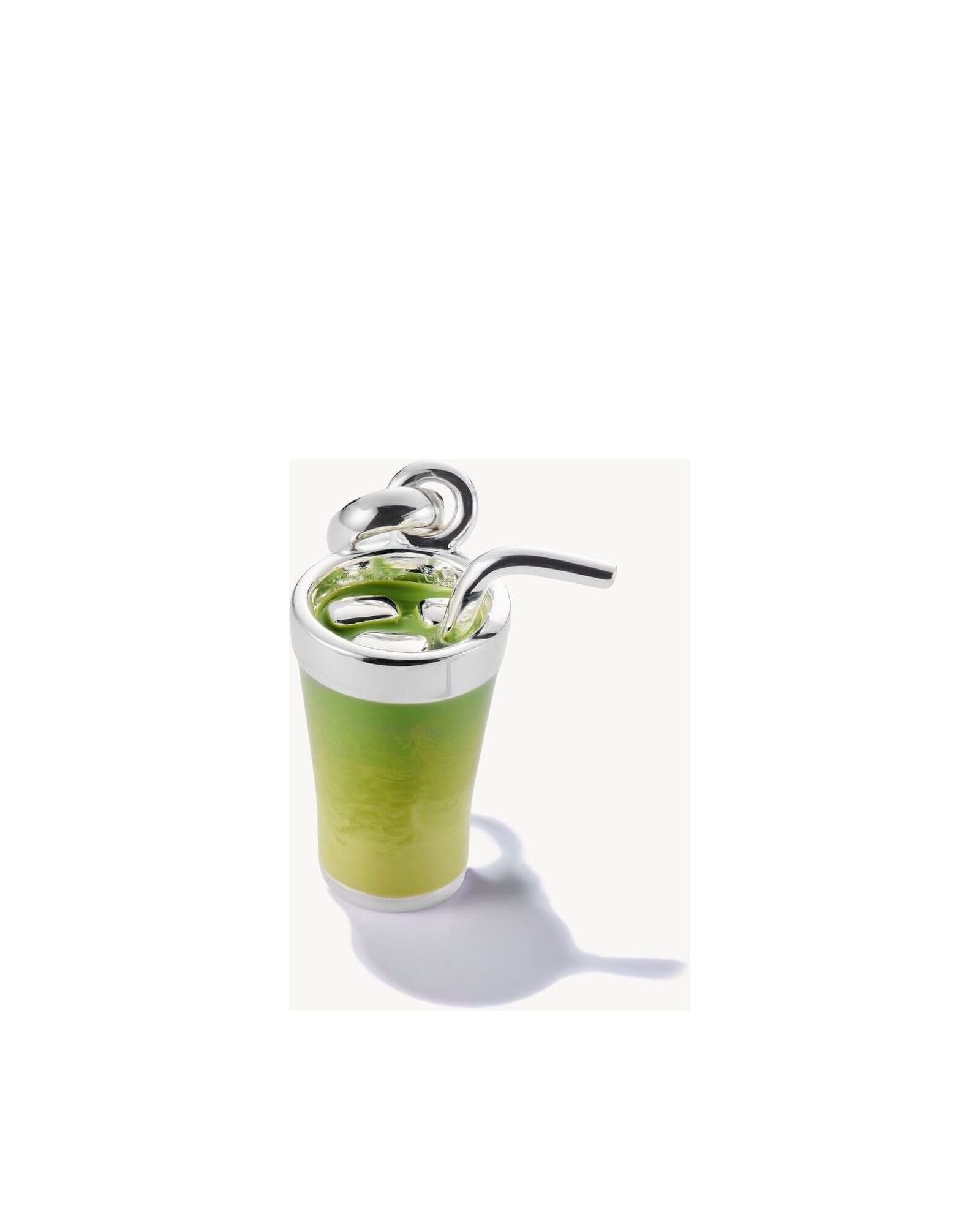 Pendentif charm matcha latte en argent recyclé avec glaçons et paille, élégant et original.