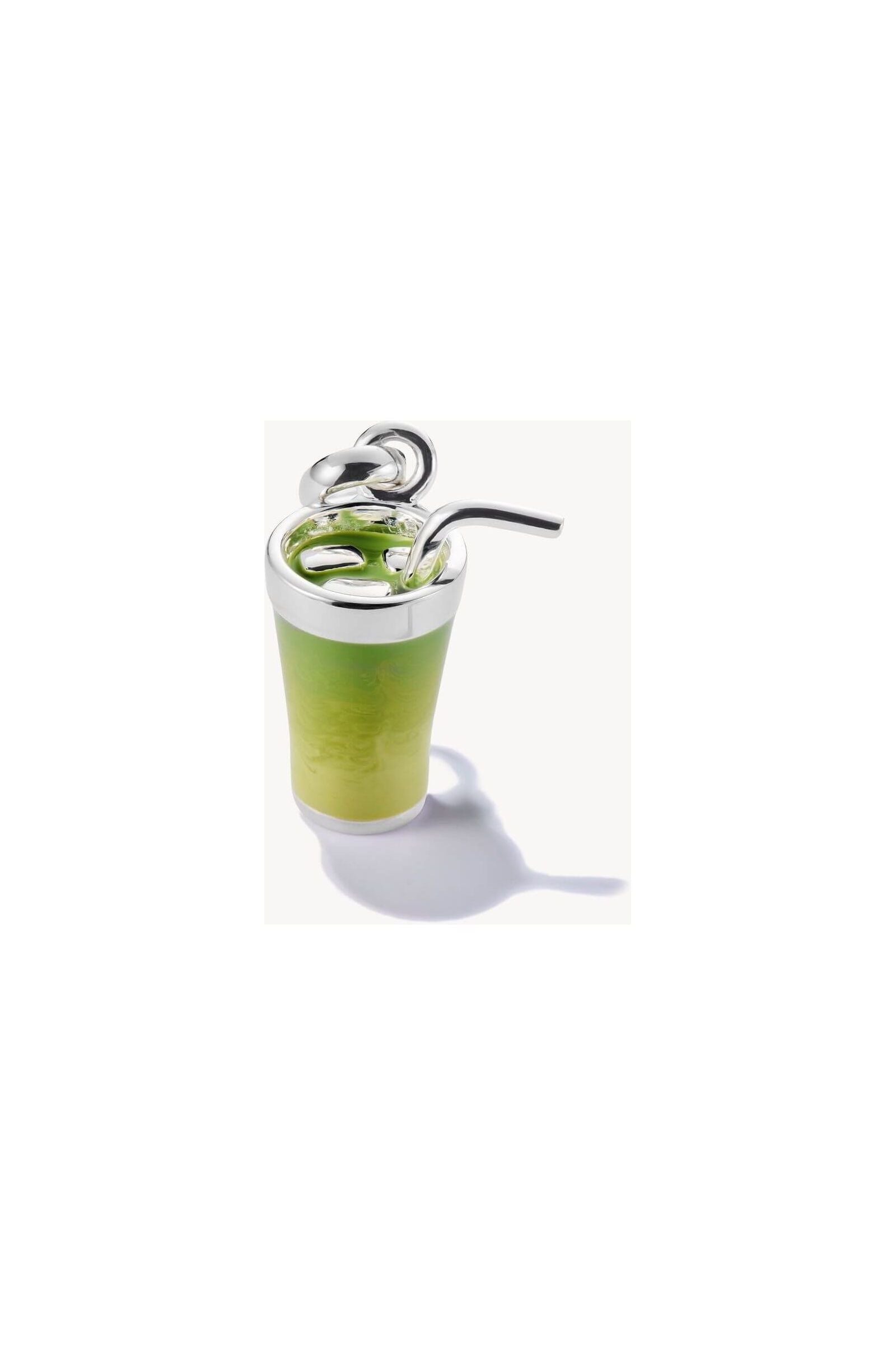 Pendentif charm matcha latte en argent recyclé avec glaçons et paille, élégant et original.