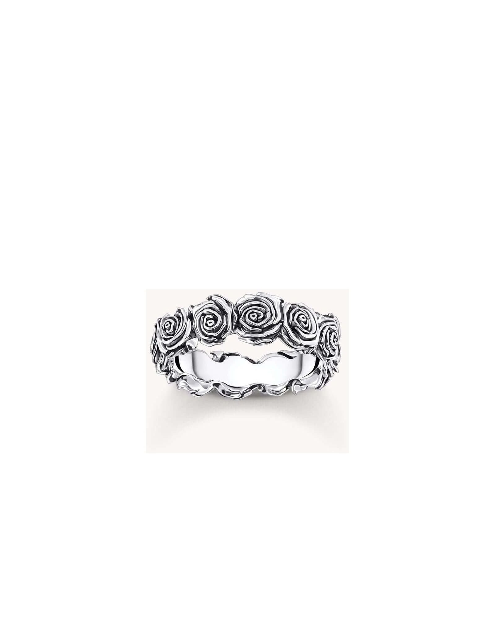 Bague Midnight Rose en argent recyclé avec roses en relief, symbole d'amour, disponible en plusieurs tailles.