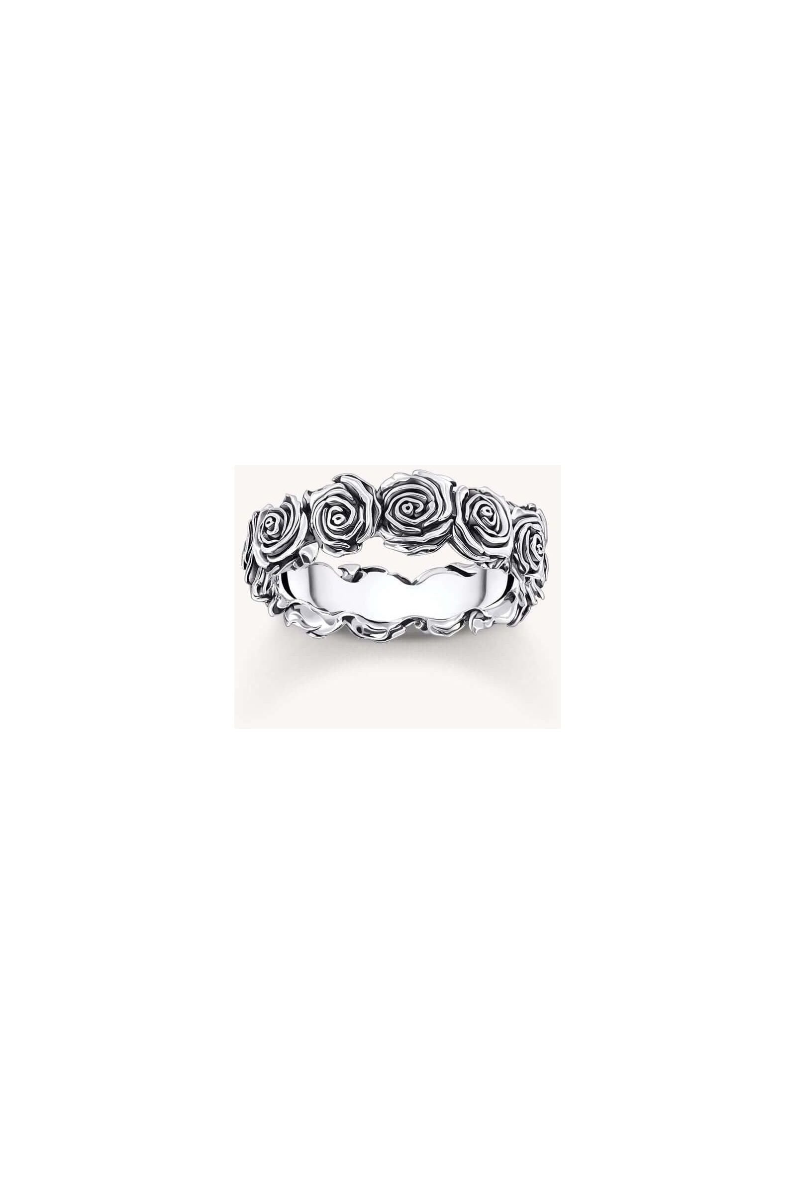 Bague Midnight Rose en argent recyclé avec roses en relief, symbole d'amour, disponible en plusieurs tailles.