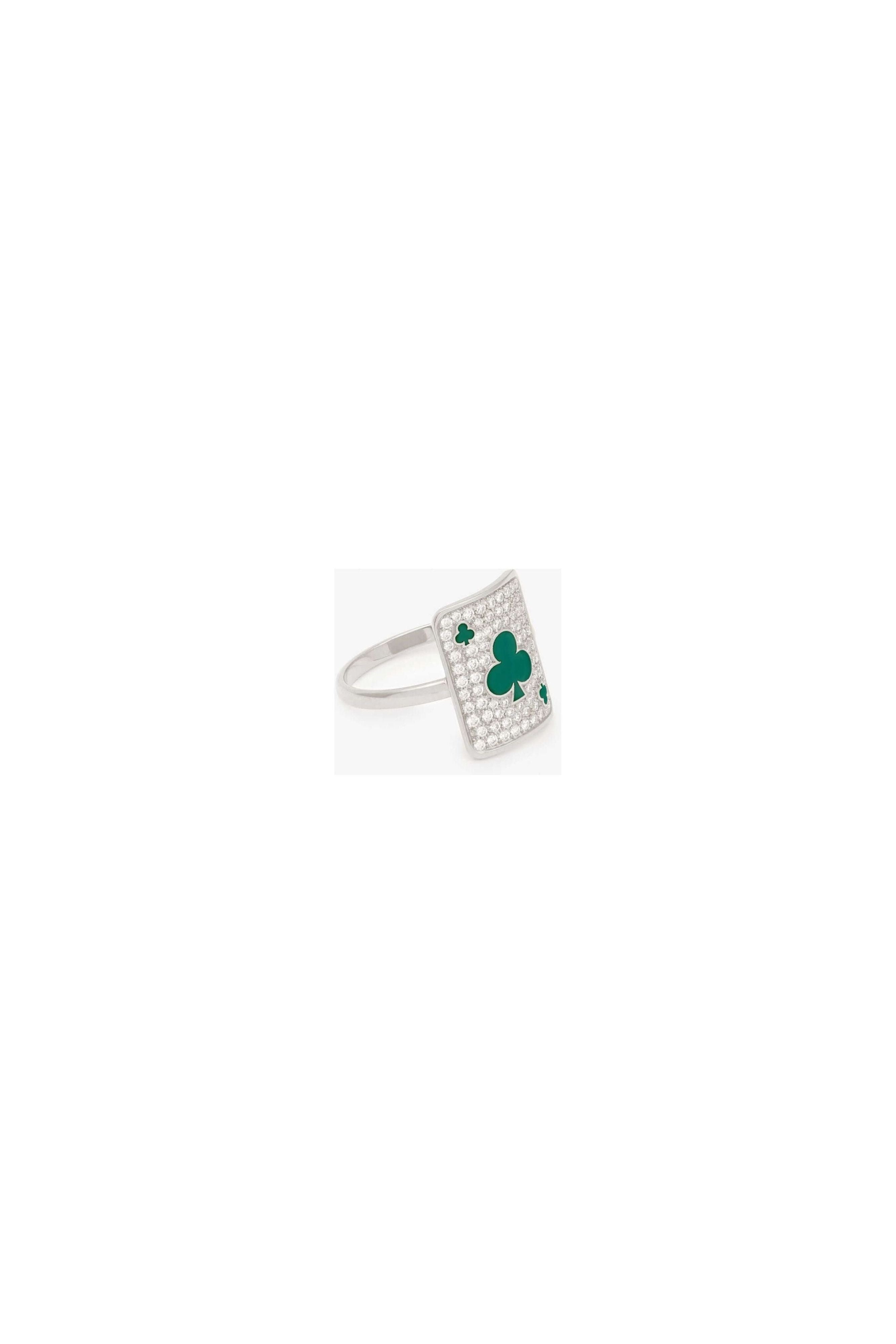 Bague pinkie lucky harmonie en or, ornée de diamants et émaillée de trèfles verts, symbole de chance et d'enchantement.