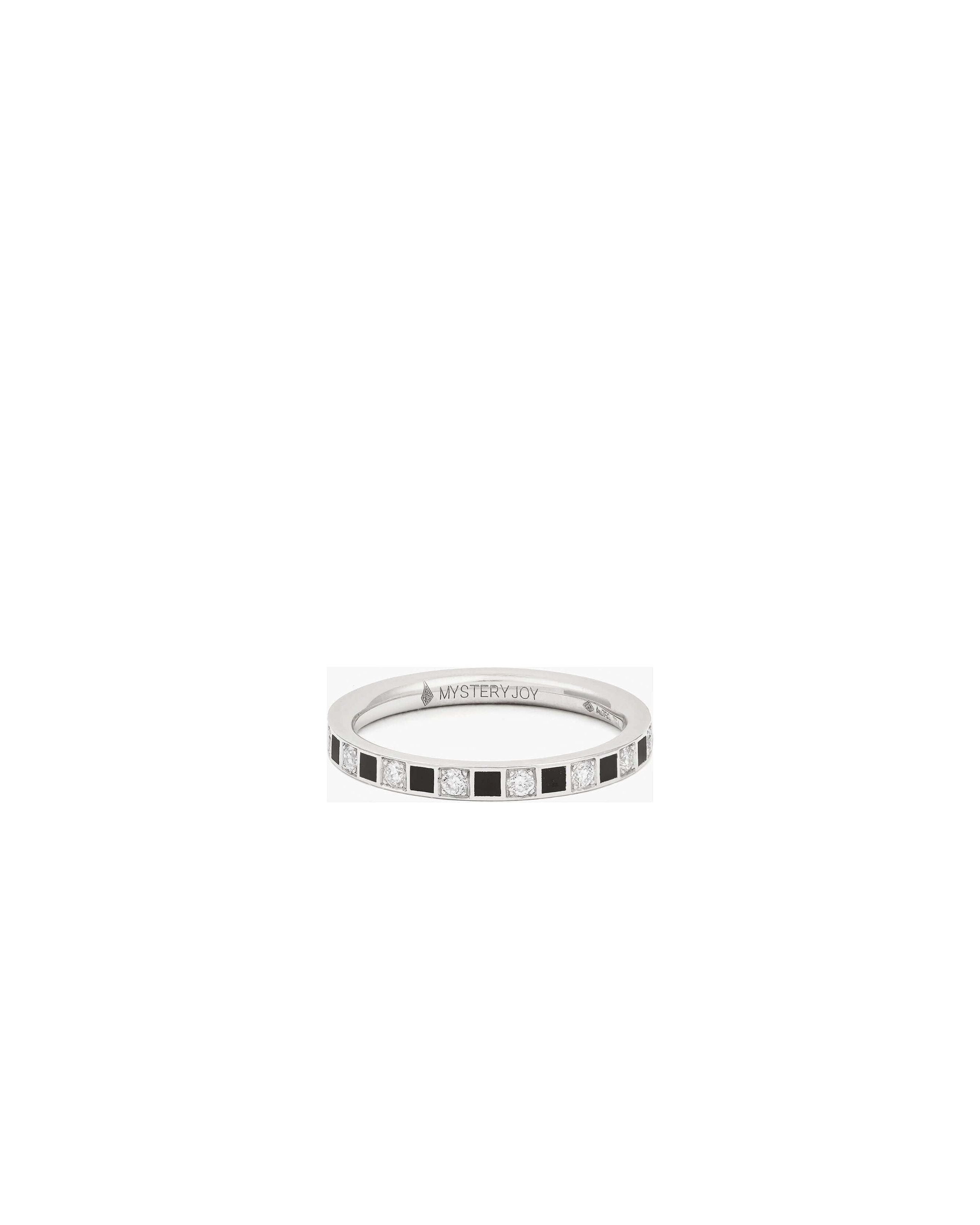 Alliance rêve ring with black and white diamonds, set in a sleek band, showcasing a contemporary design.