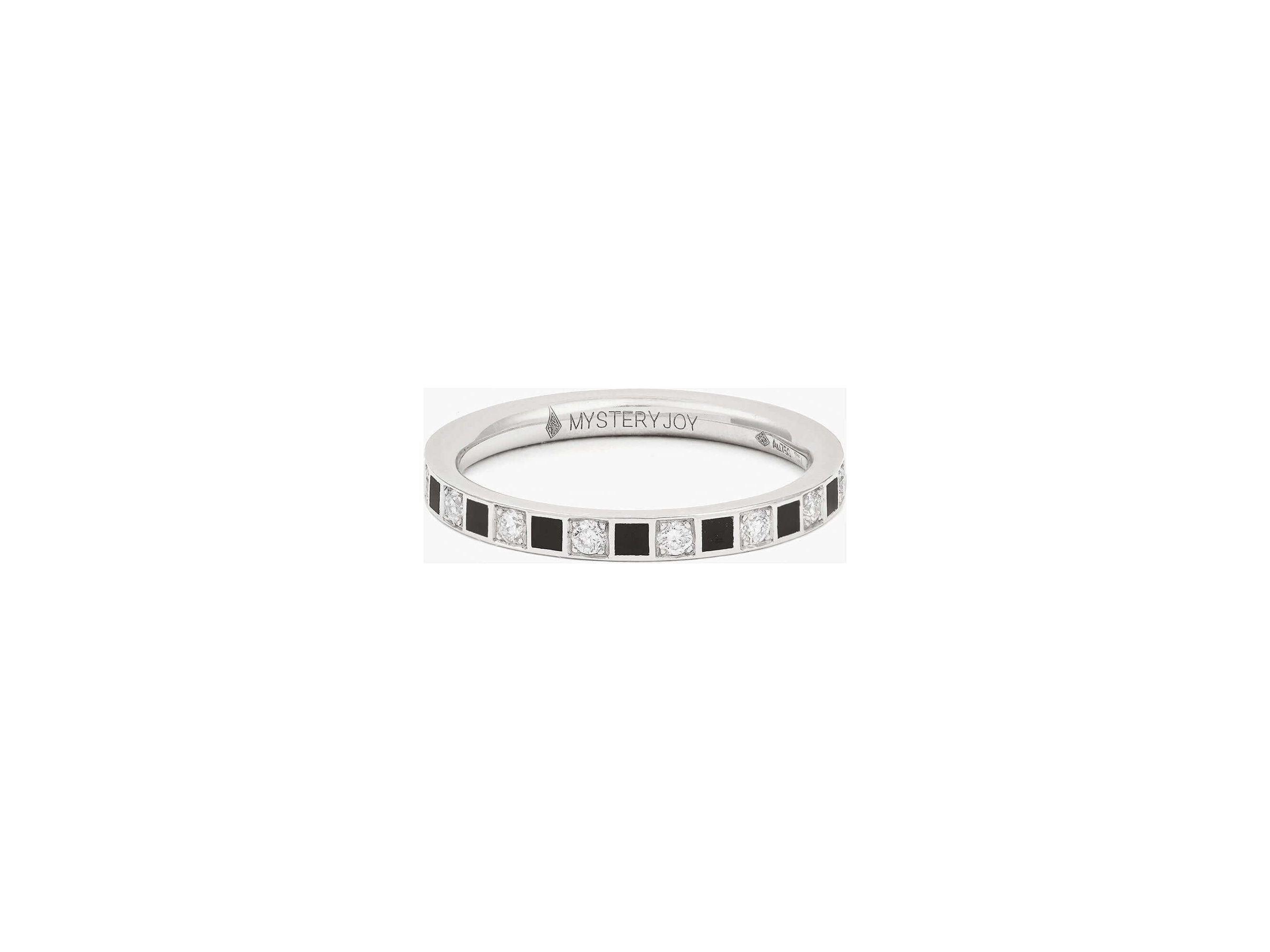 Alliance rêve ring with black and white diamonds, set in a sleek band, showcasing a contemporary design.
