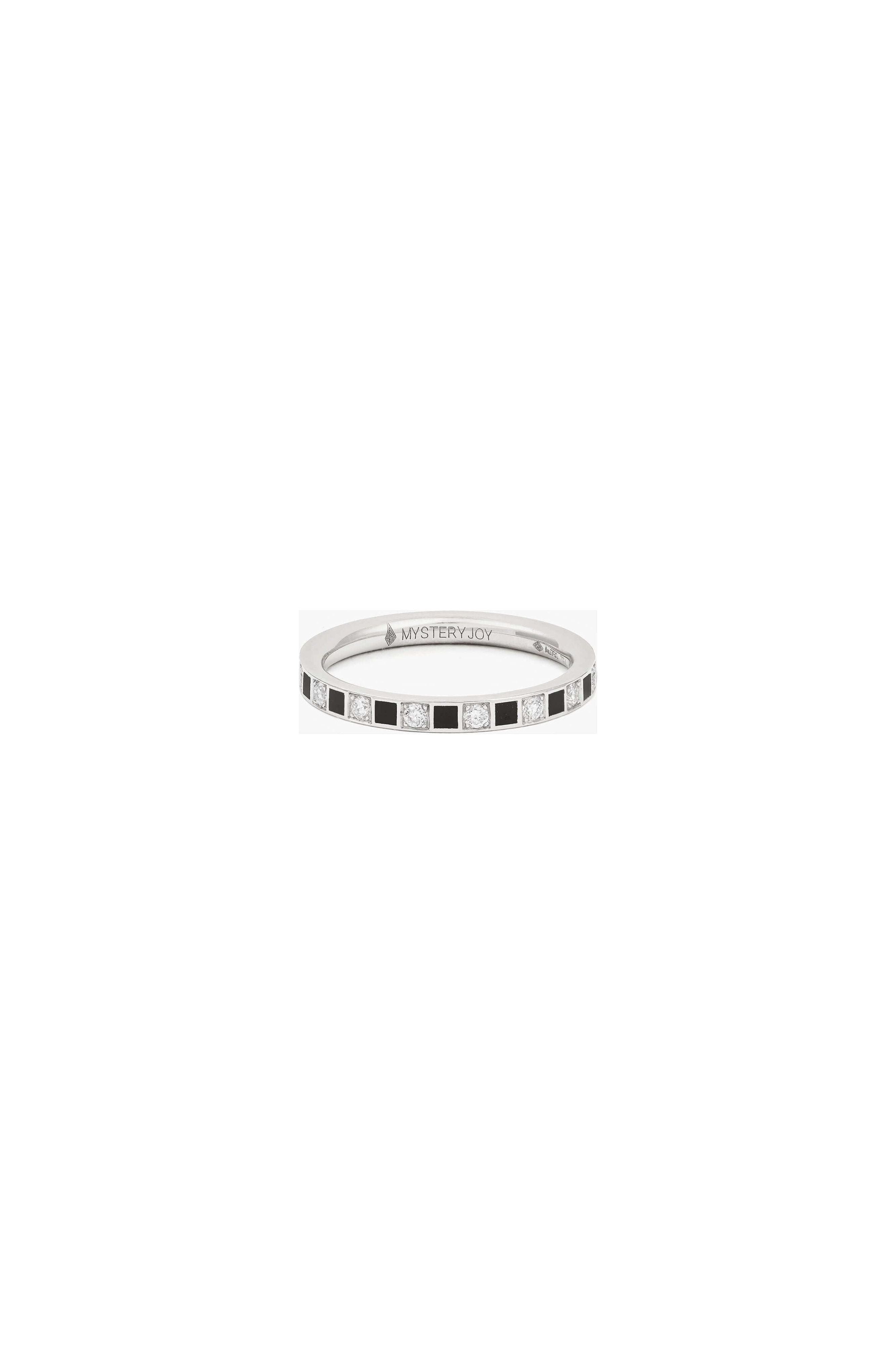 Alliance rêve ring with black and white diamonds, set in a sleek band, showcasing a contemporary design.