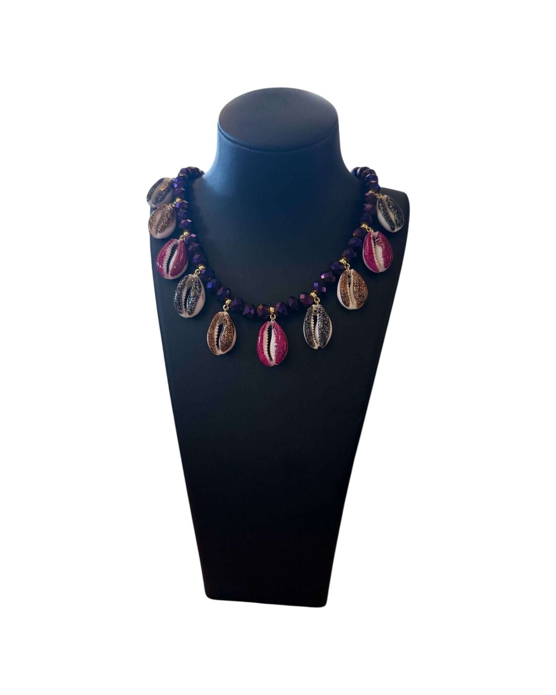 Elegant Mystic collar with seashells, perfect accessory for a sophisticated and unique style.