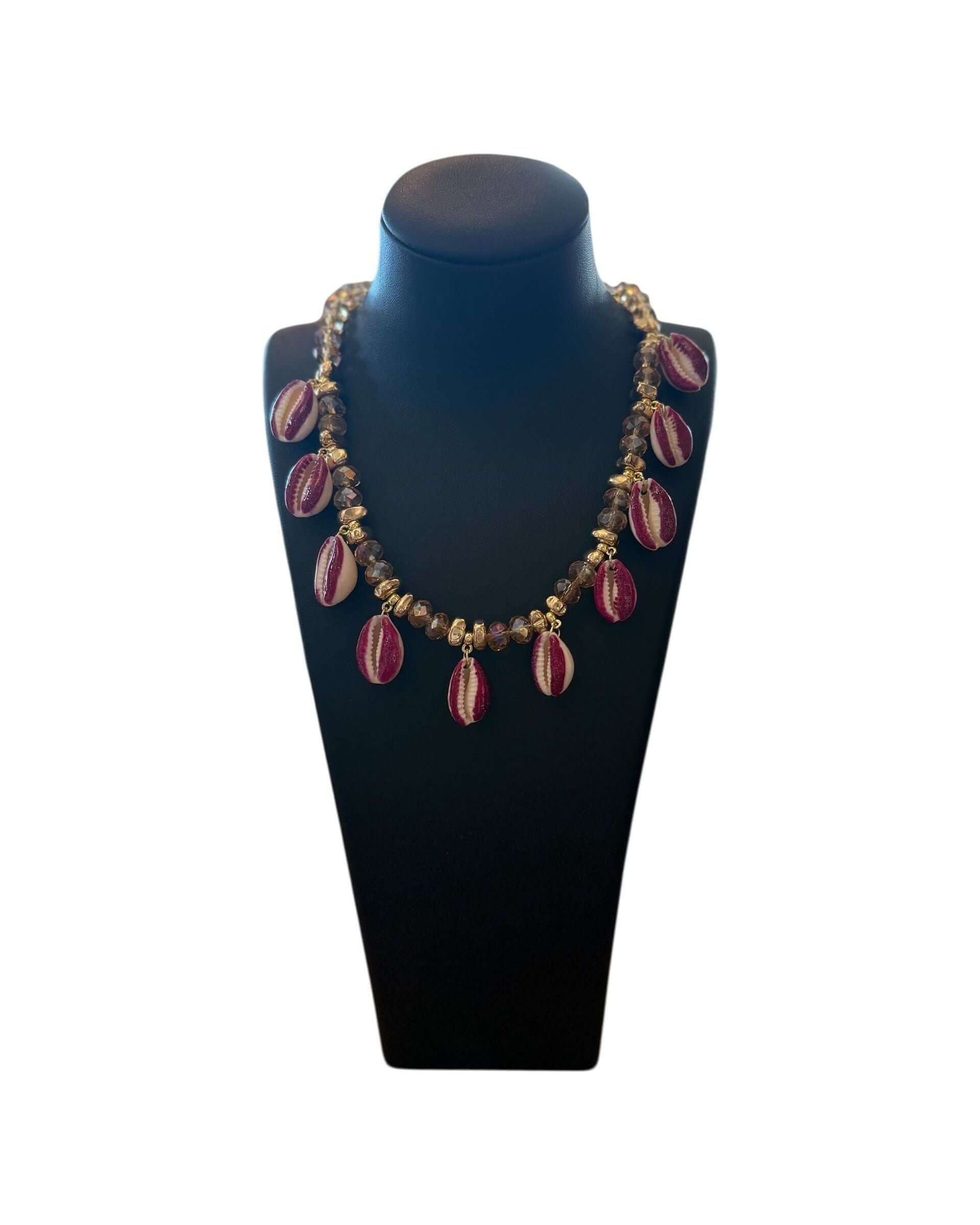 Collier avec coquillages et perles, élégant et unique, parfait pour toutes les occasions.