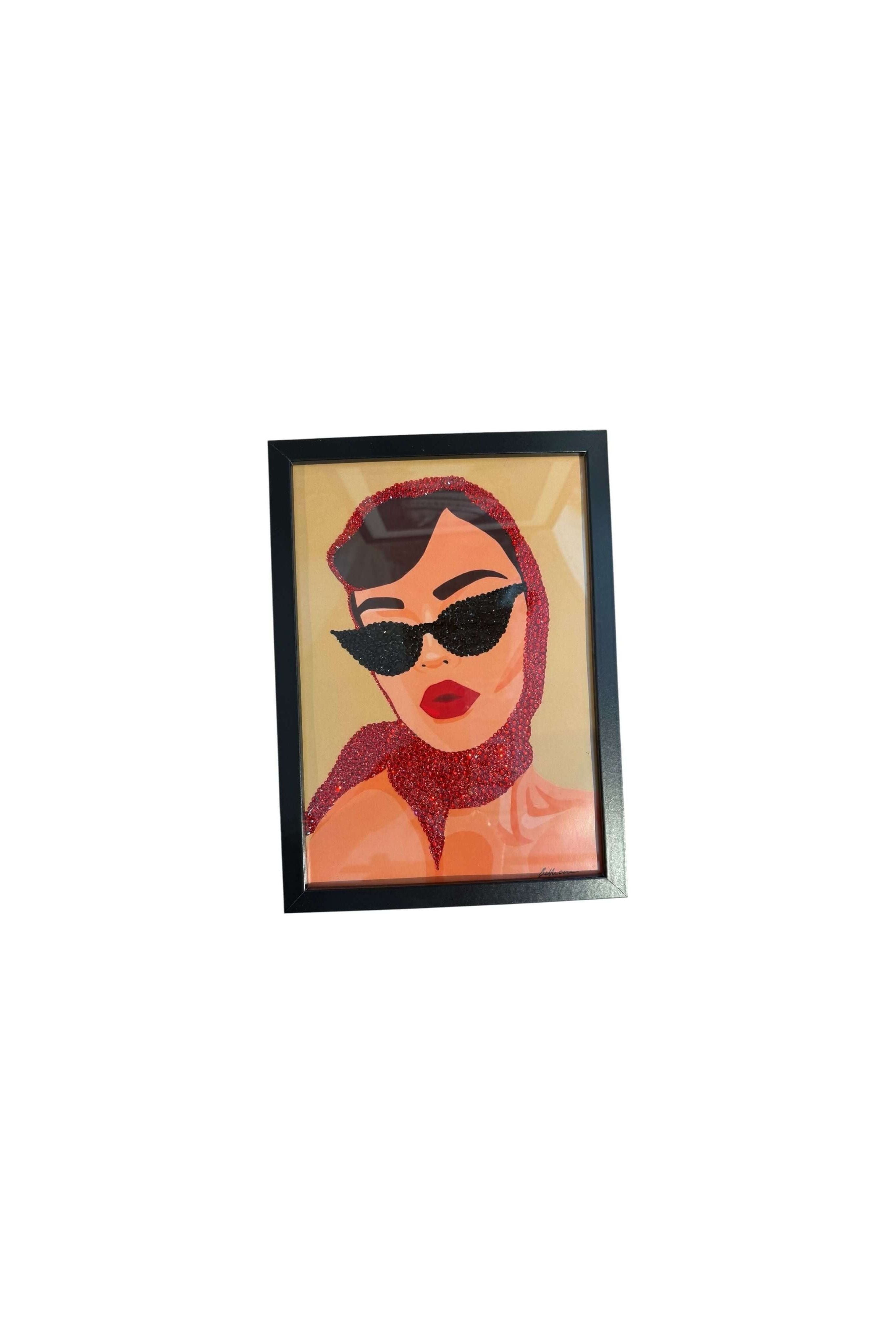Photo encadrée d'une femme au style vintage, ornée de cristaux brillants, ajoutant une touche d'élégance à la déco.