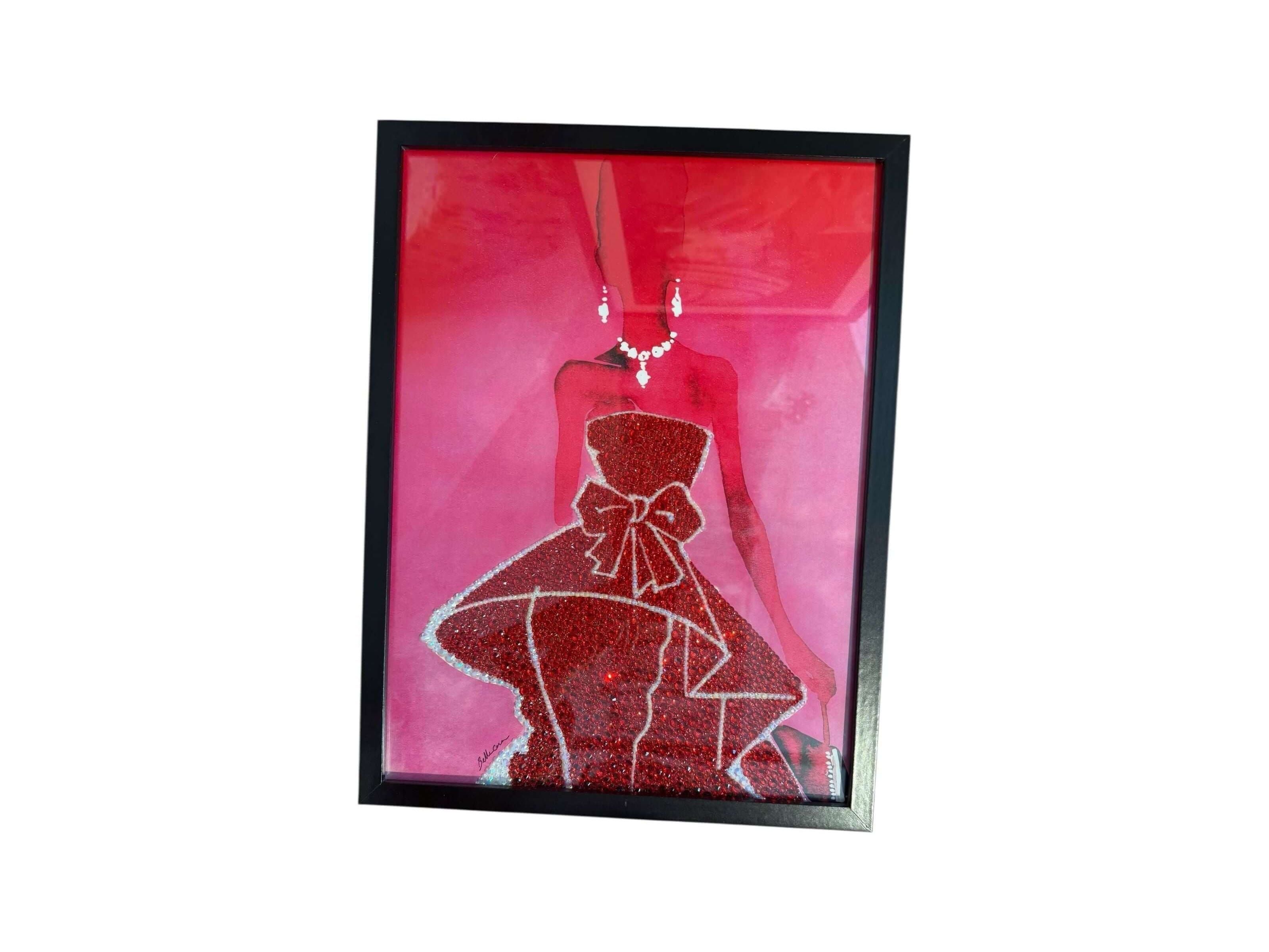 Photo encadrée 30x40 d'une silhouette en robe de soirée avec cristaux brillants sur fond rose, apportant élégance et glamour.