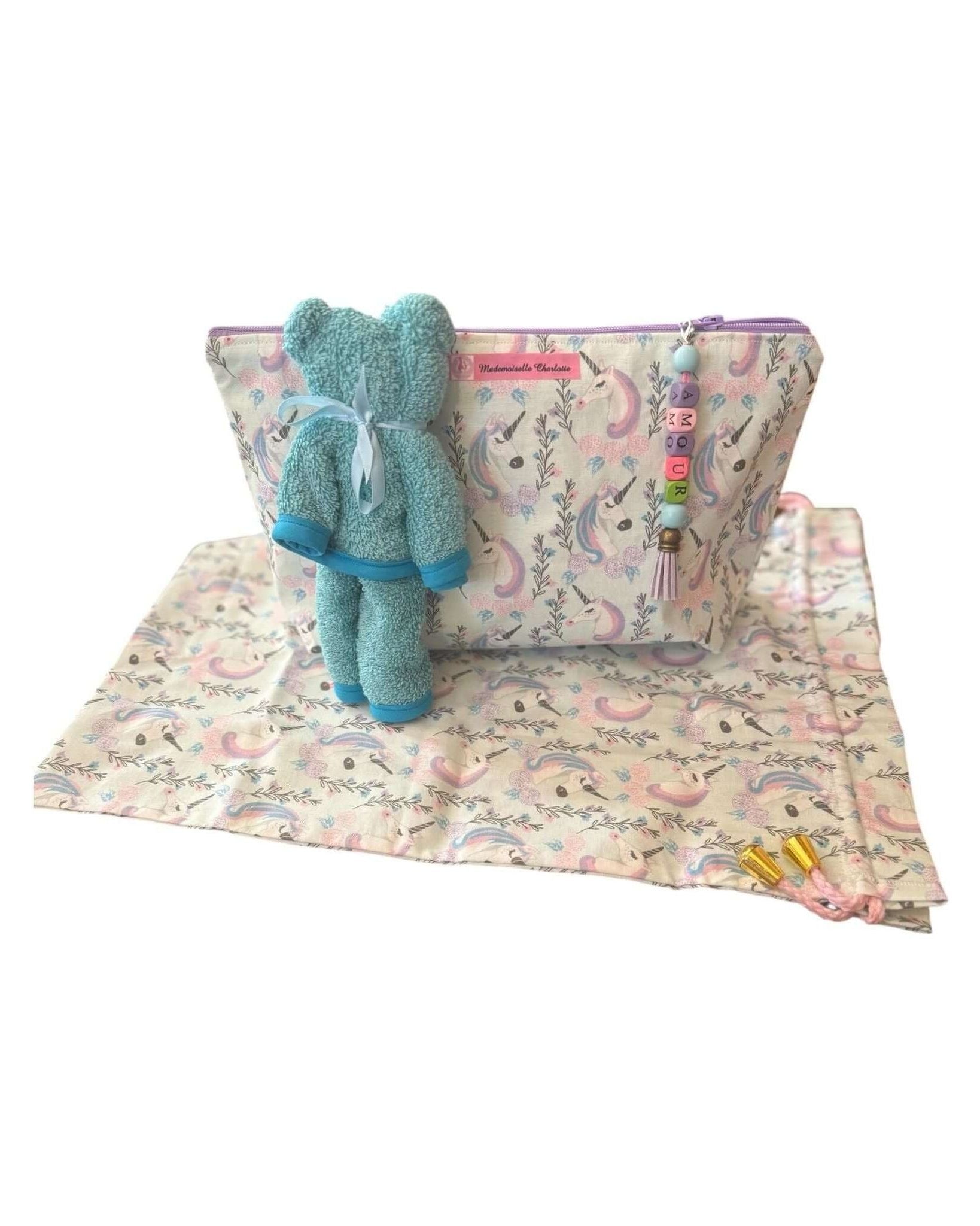 Pochette bébé en tissu avec doudou en peluche et tapis, pratique pour le change lors des déplacements.