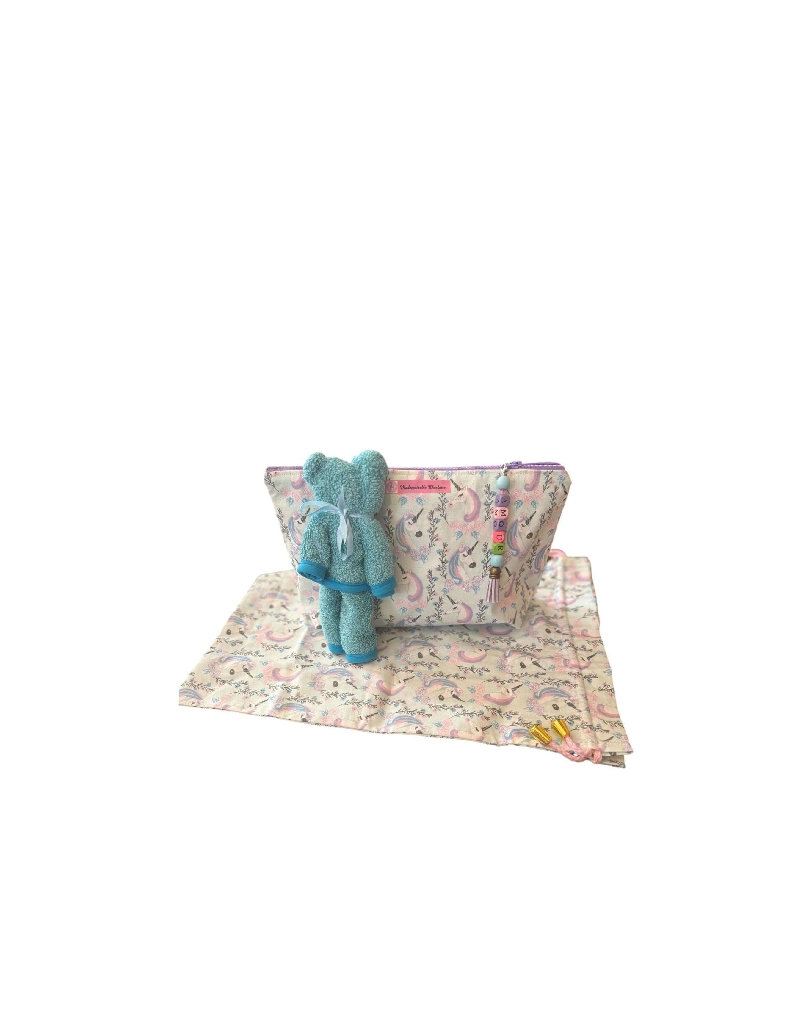 Pochette bébé en tissu avec doudou en peluche et tapis, pratique pour le change lors des déplacements.