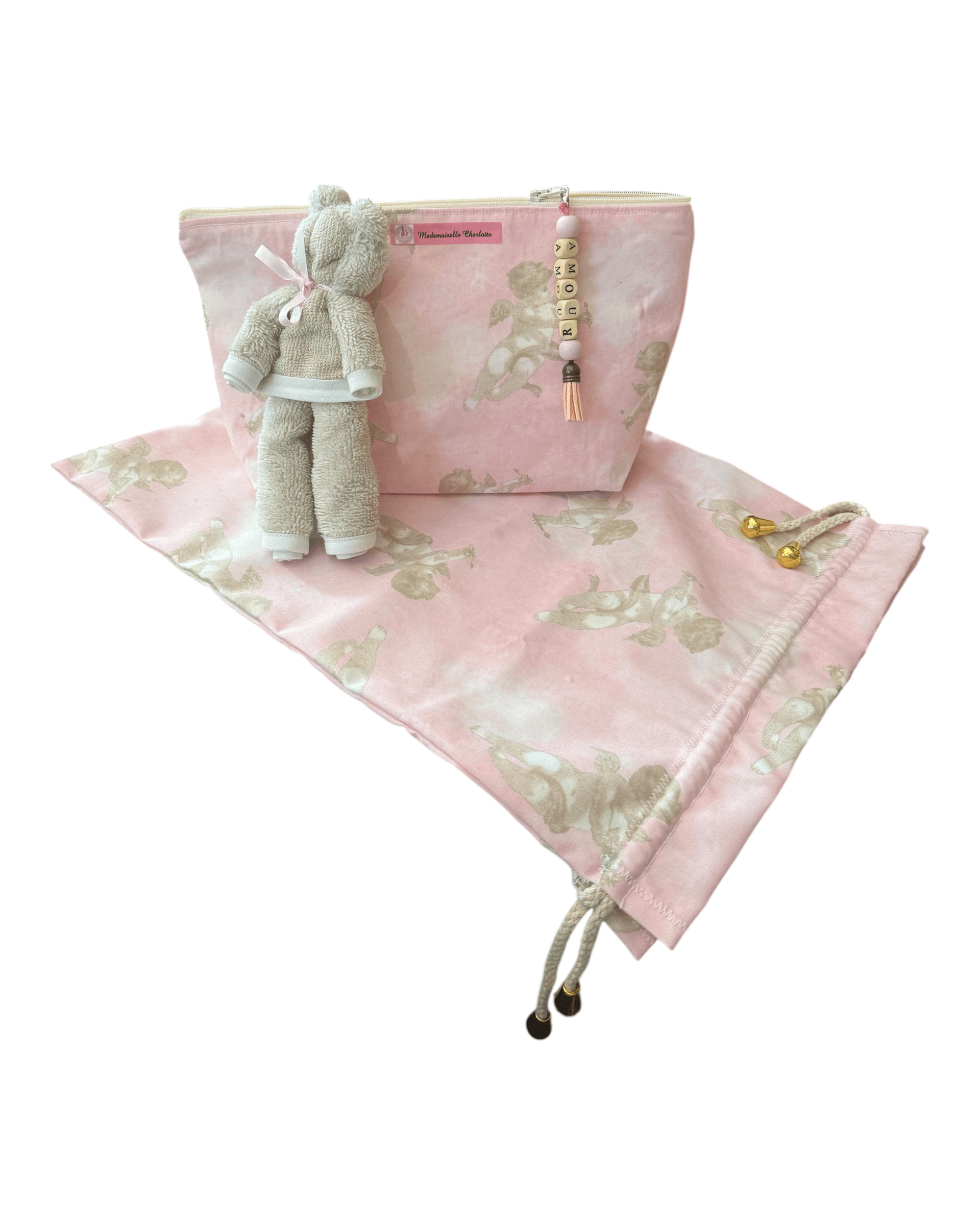 Pochette bébé en tissu rose avec doudou, parfaite pour le change et le rangement lors des déplacements.
