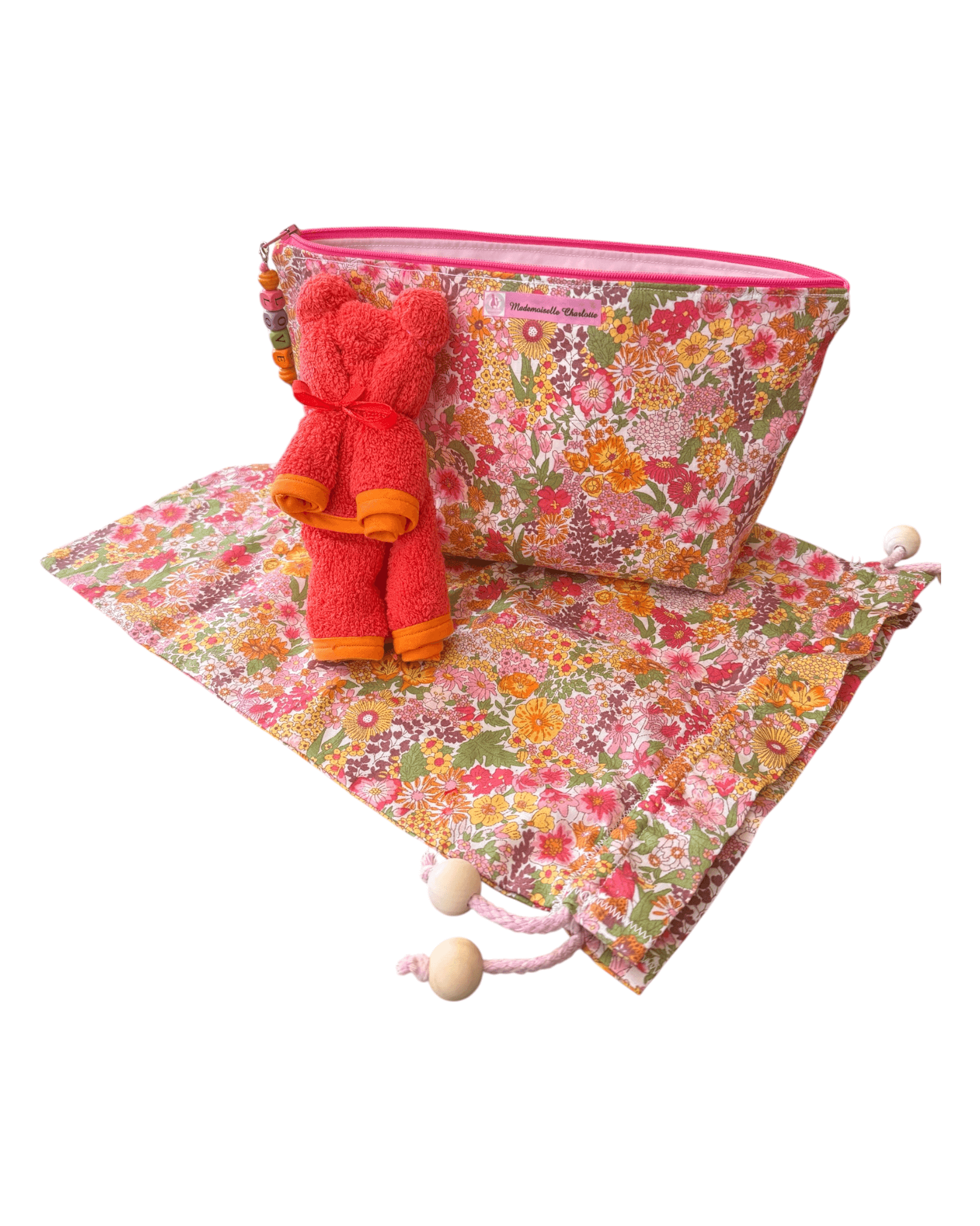 Pochette bébé en tissu floral avec sac de rangement et serviette, pratique pour changer votre enfant en toute élégance.