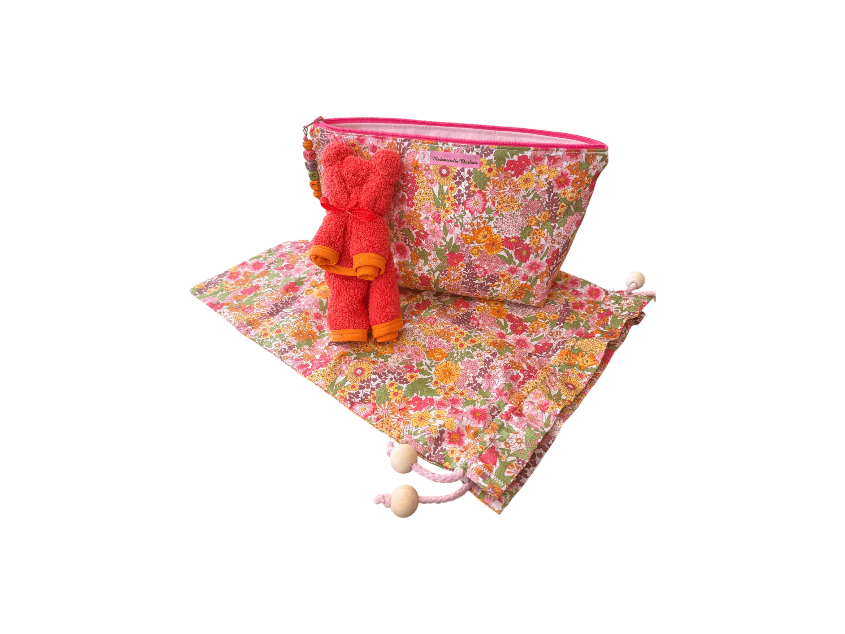 Pochette bébé en tissu floral avec sac de rangement et serviette, pratique pour changer votre enfant en toute élégance.