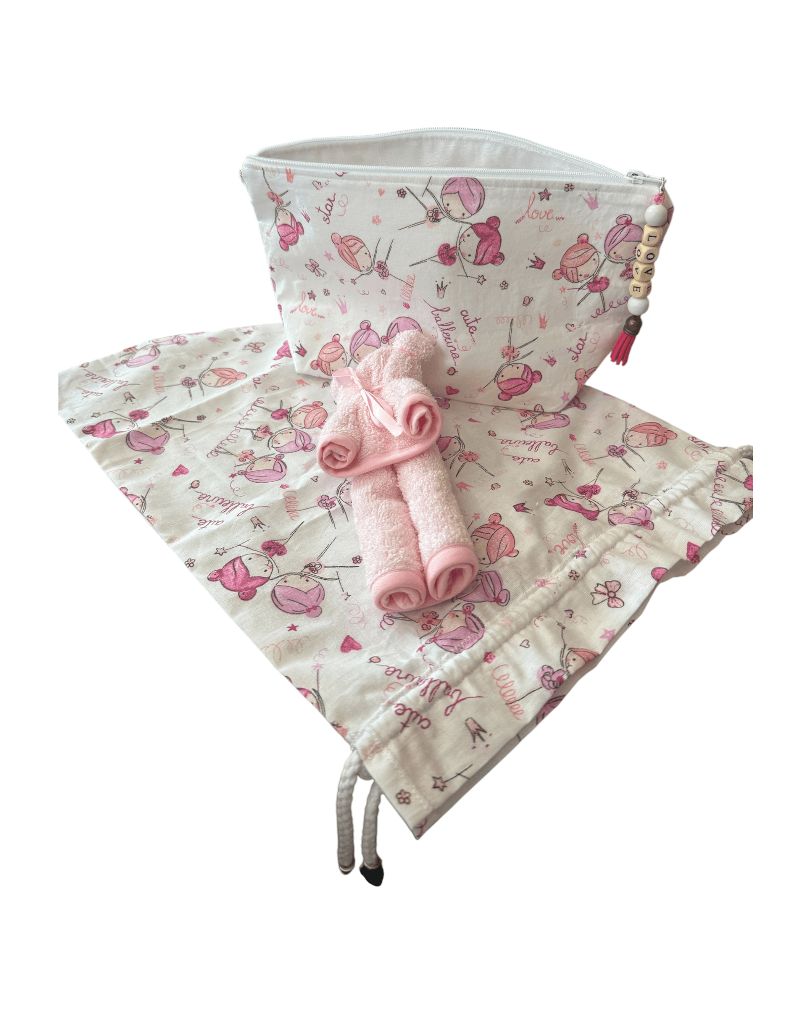 Pochette bébé en tissu floral avec serviettes roulées, parfaite pour le change et les déplacements.