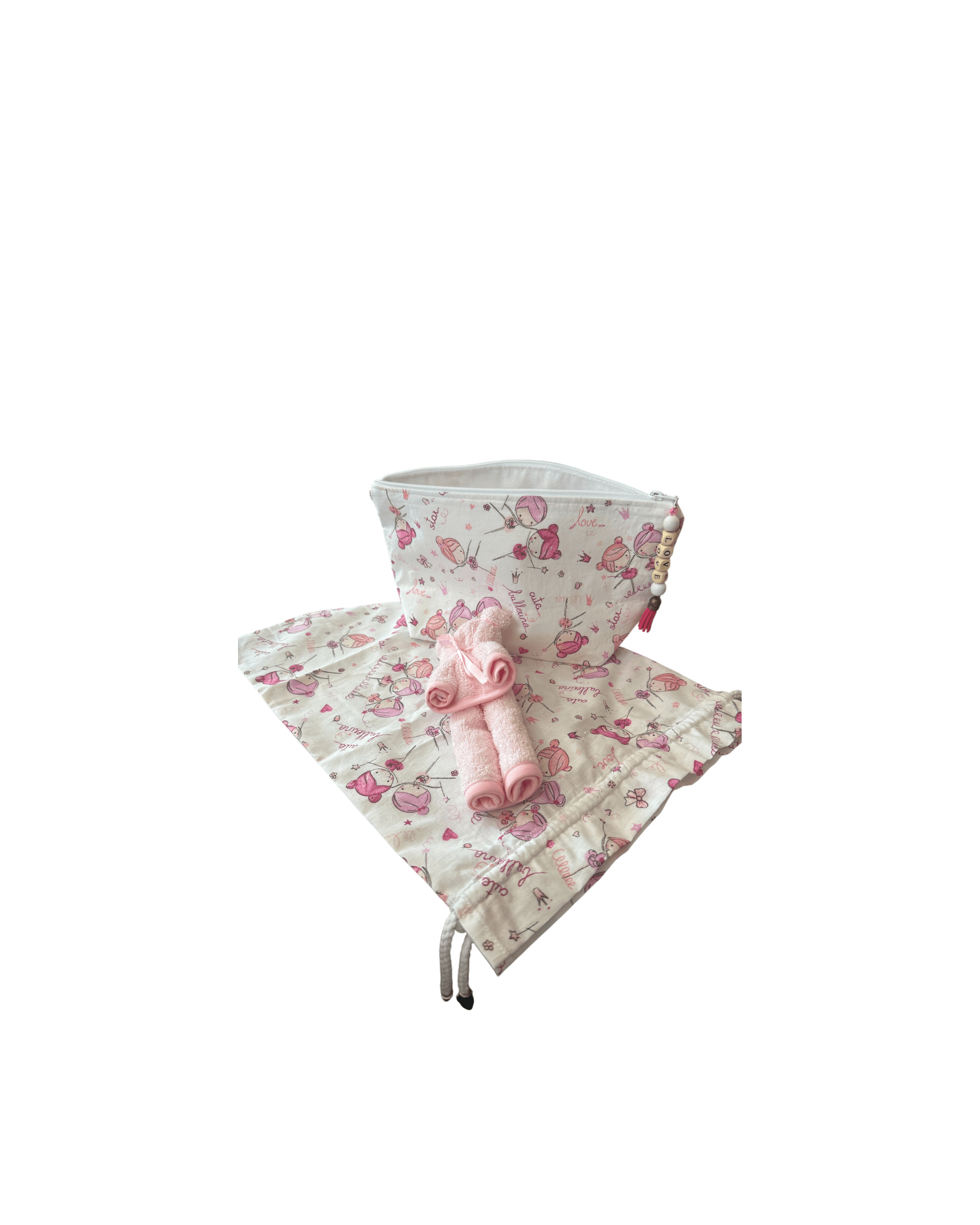 Pochette bébé en tissu floral avec serviettes roulées, parfaite pour le change et les déplacements.