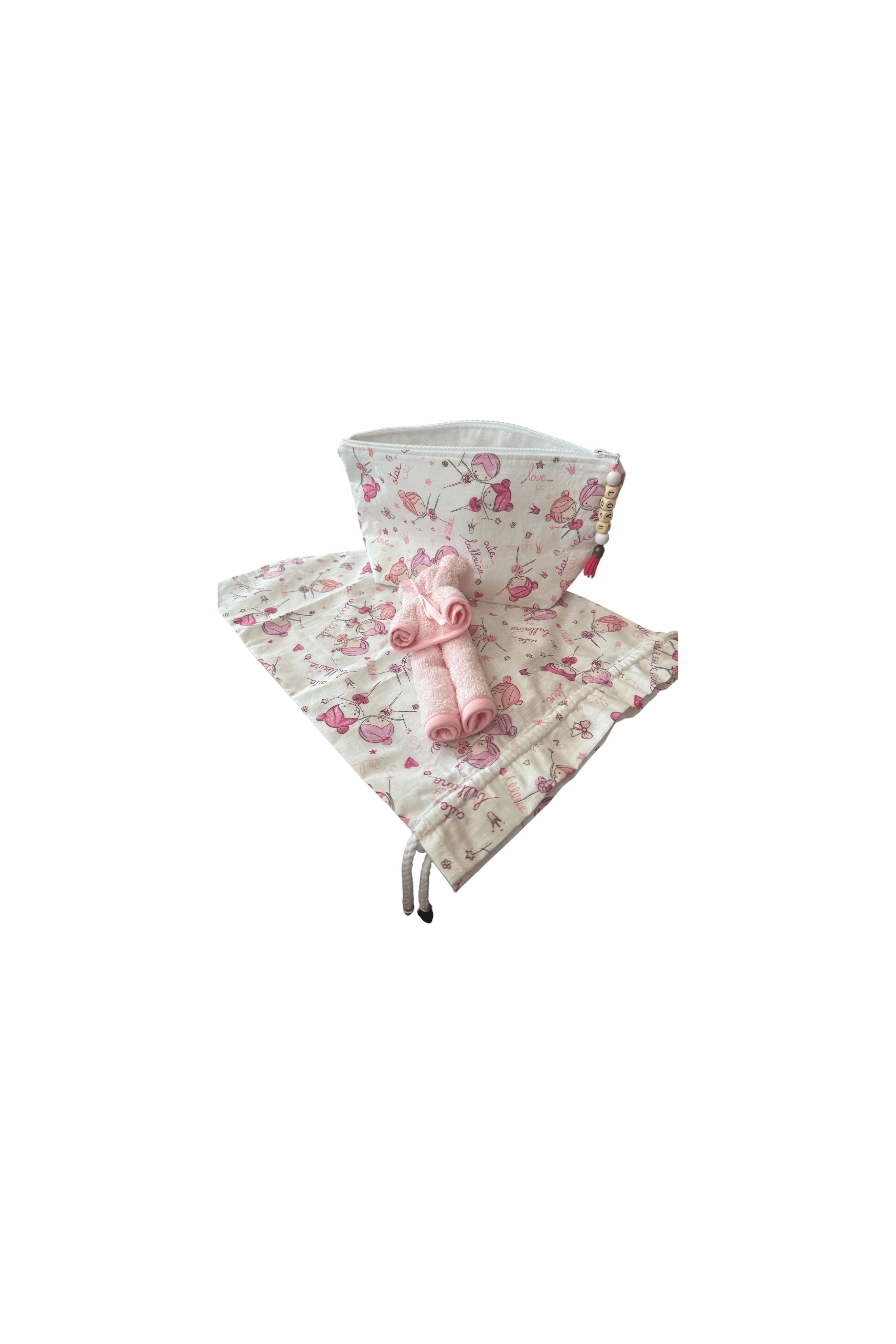 Pochette bébé en tissu floral avec serviettes roulées, parfaite pour le change et les déplacements.