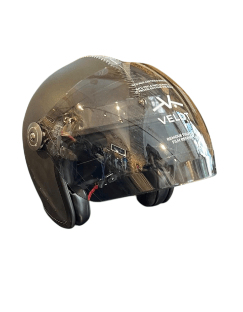 Casque de moto noir en cuir réfléchissant, imperméable, alliant style et sécurité pour motards.