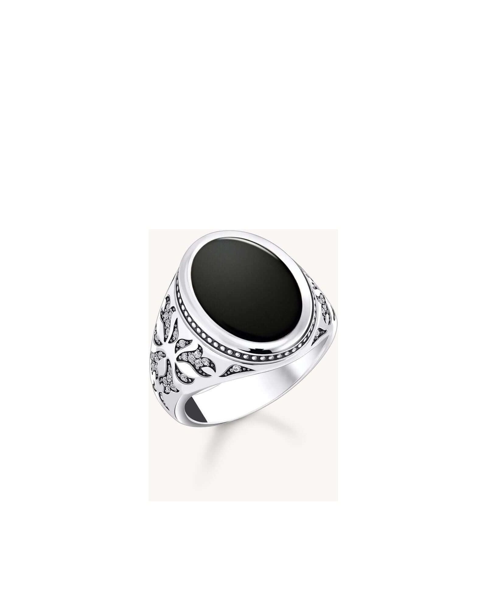 Chevalière en argent noirci avec onyx noir et oxyde de zirconium blanc, design élégant et raffiné.