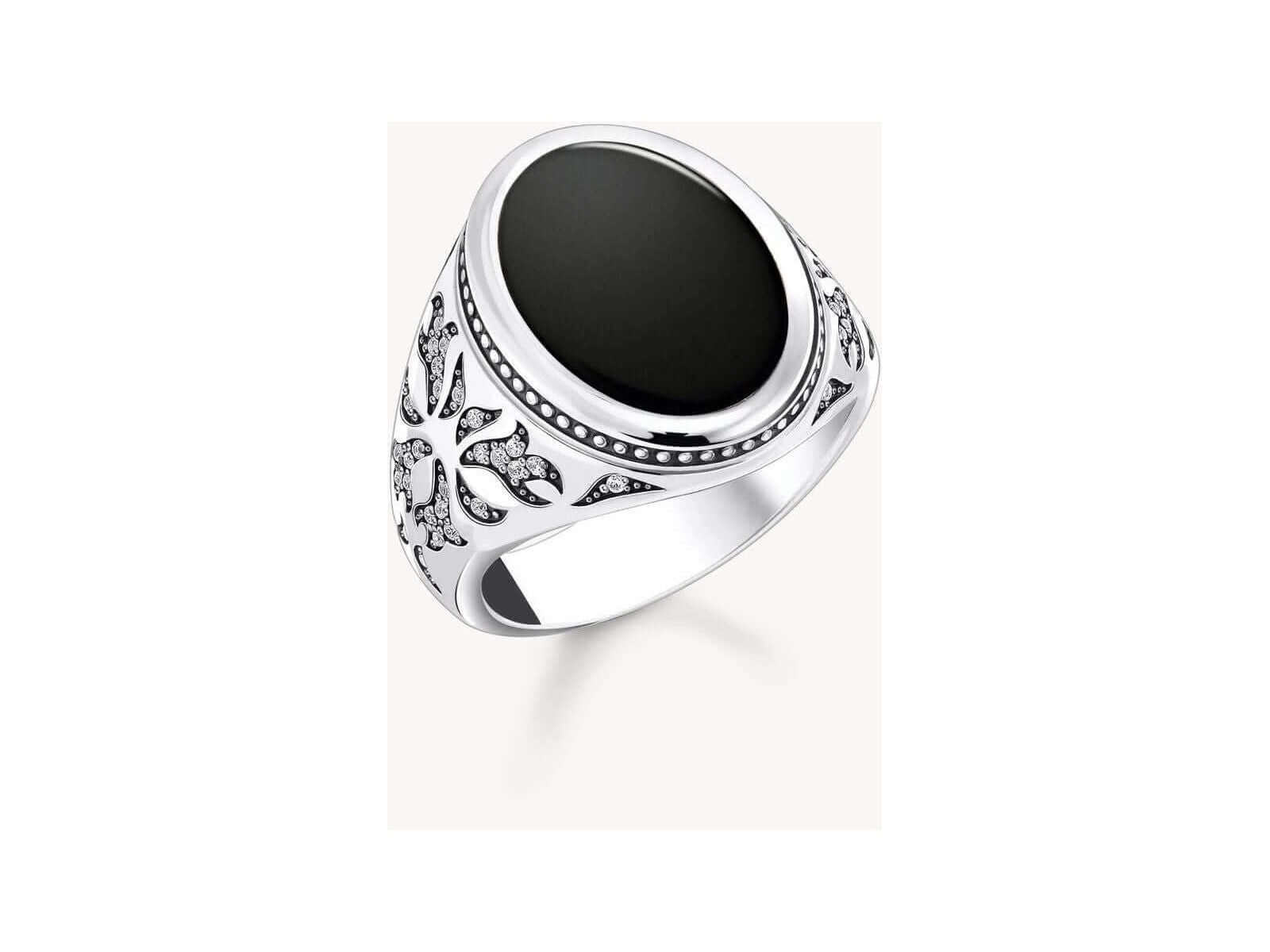 Chevalière en argent noirci avec onyx noir et oxyde de zirconium blanc, design élégant et raffiné.