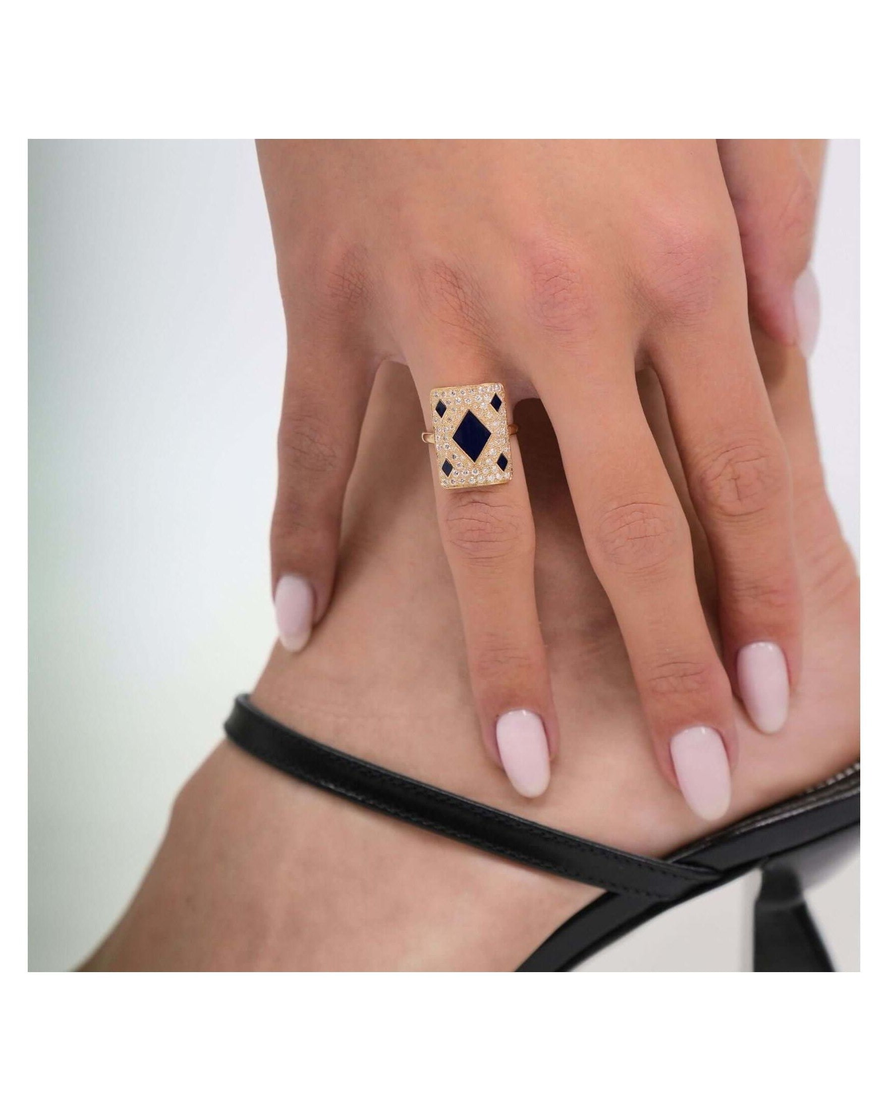 Bague medium blue honneur en or jaune avec diamants, portée sur une main féminine élégante.