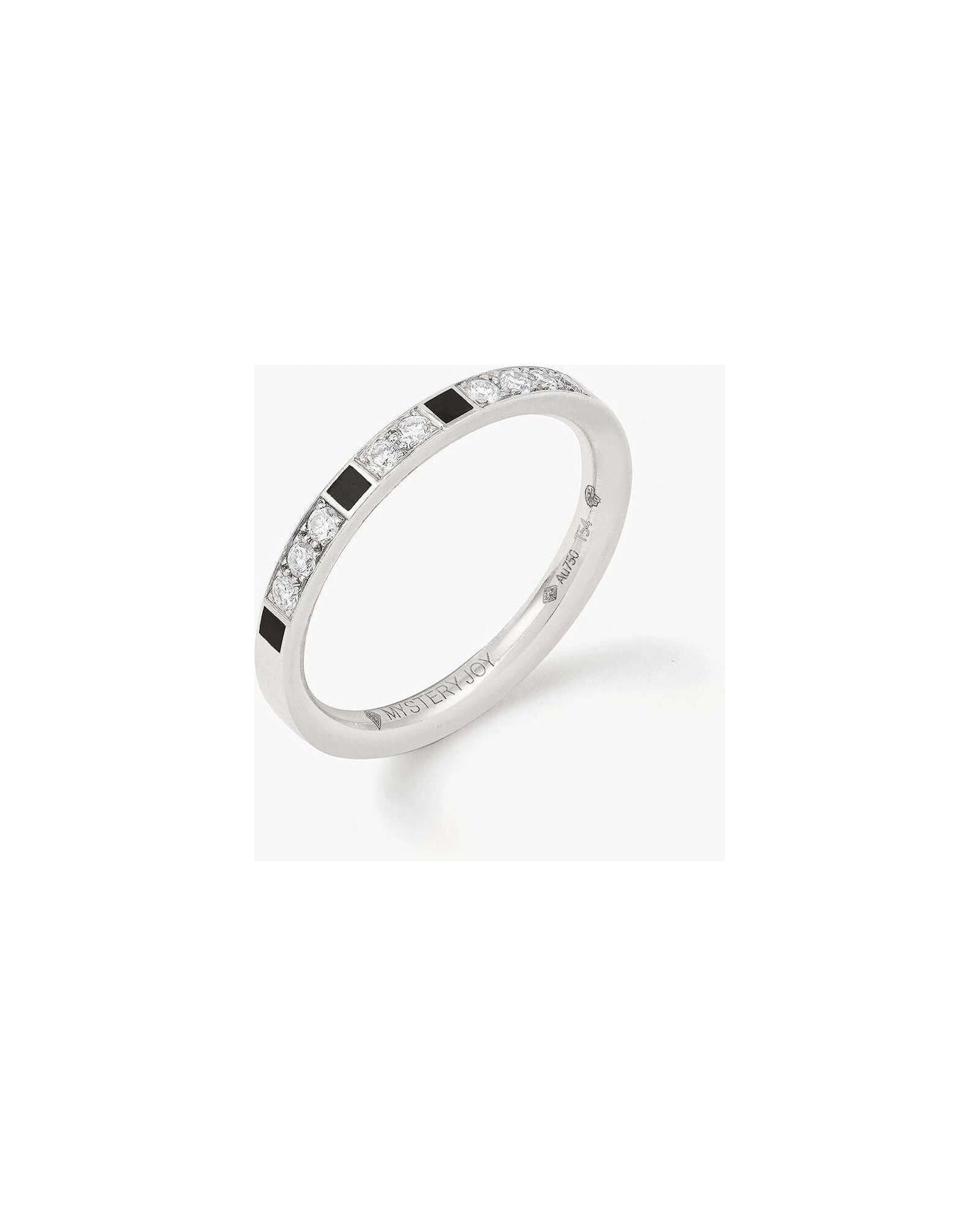 Alliance mystique en or blanc 18 carats avec diamants D-F, un bijou talisman pour un amour céleste.