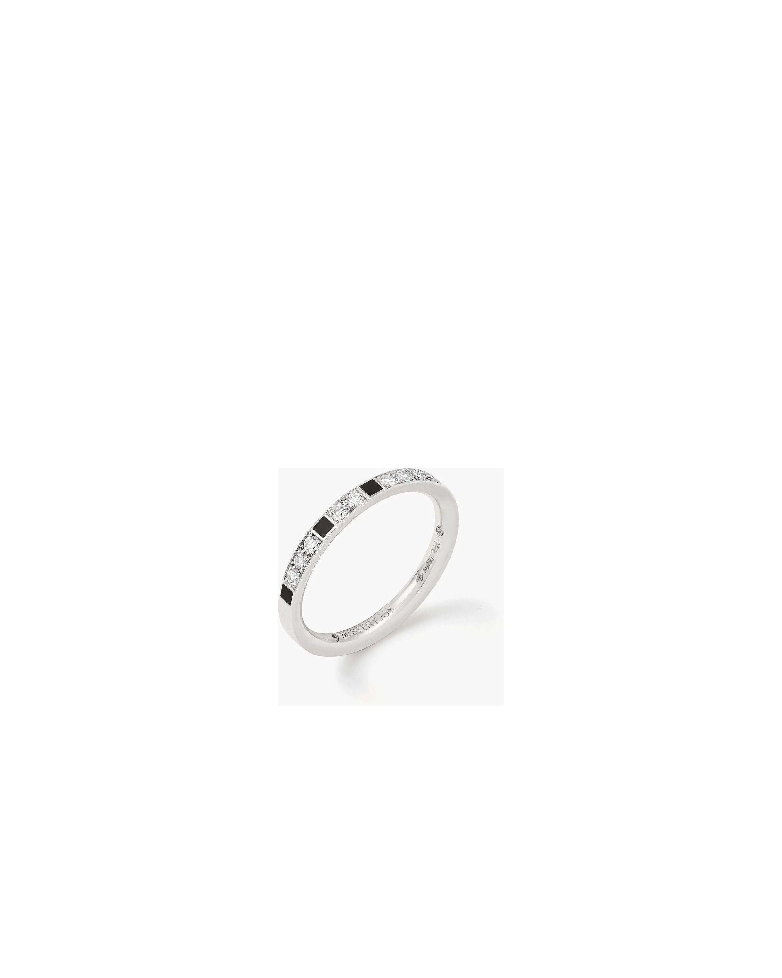 Alliance mystique en or blanc 18 carats avec diamants D-F, un bijou talisman pour un amour céleste.