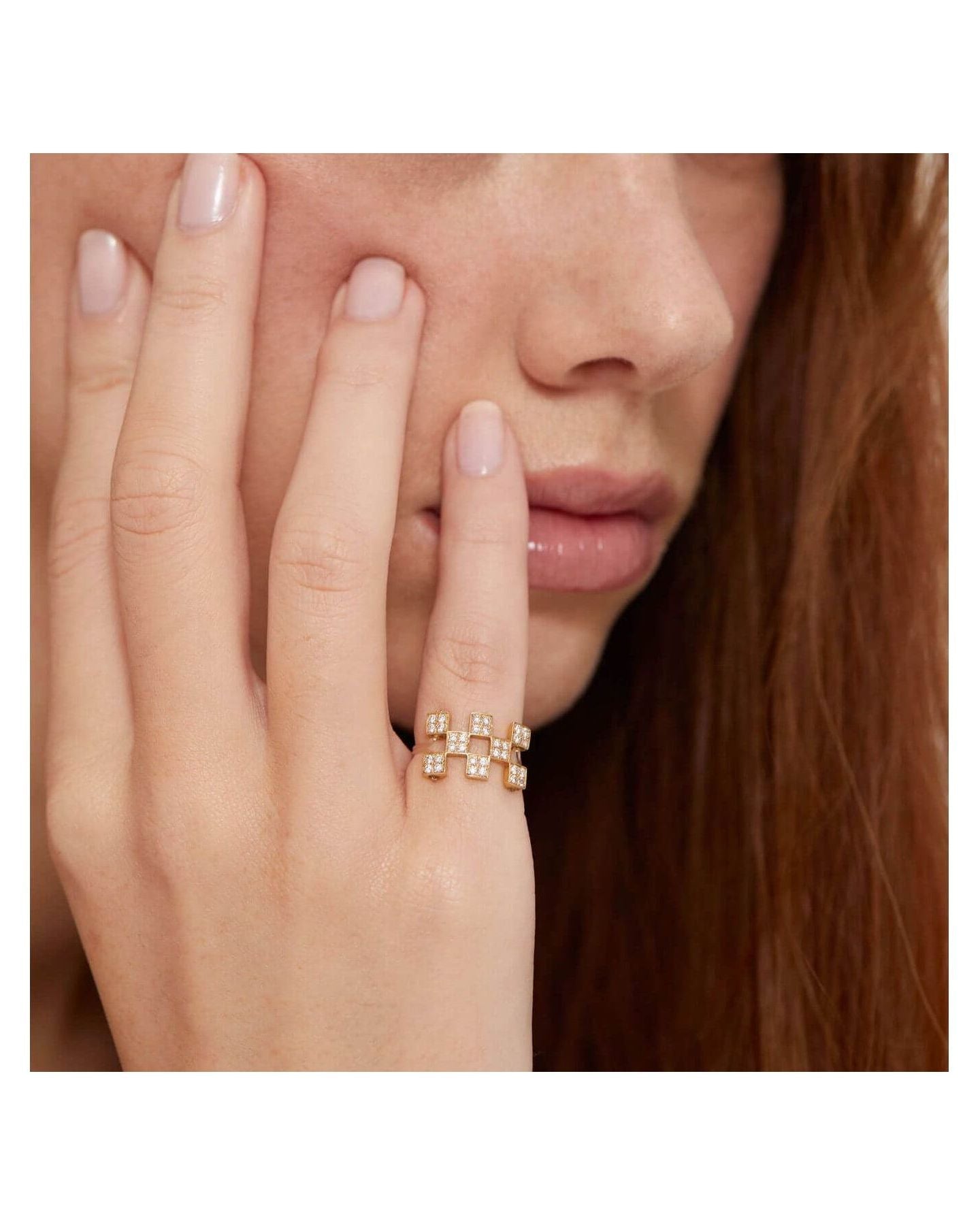 Bague nylon illusion en or 18cts avec diamants D-F, pureté VS, 0.32ct, portée sur le doigt d'une femme.