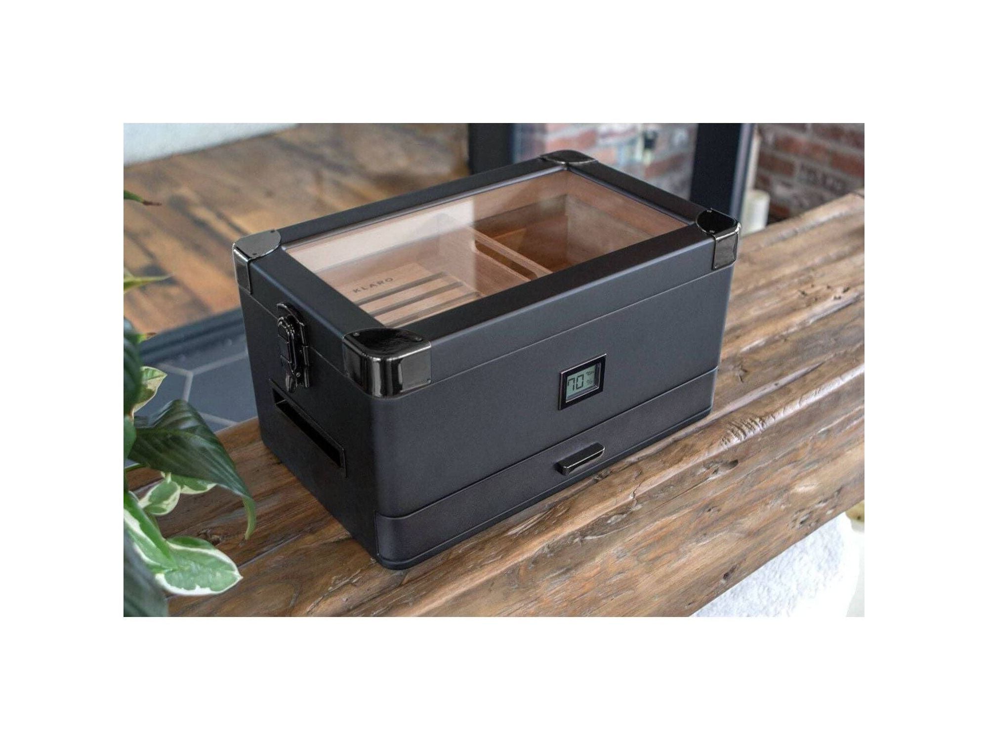 Humidor militaires Black Edition avec vitrage et affichage numérique, sur table en bois.