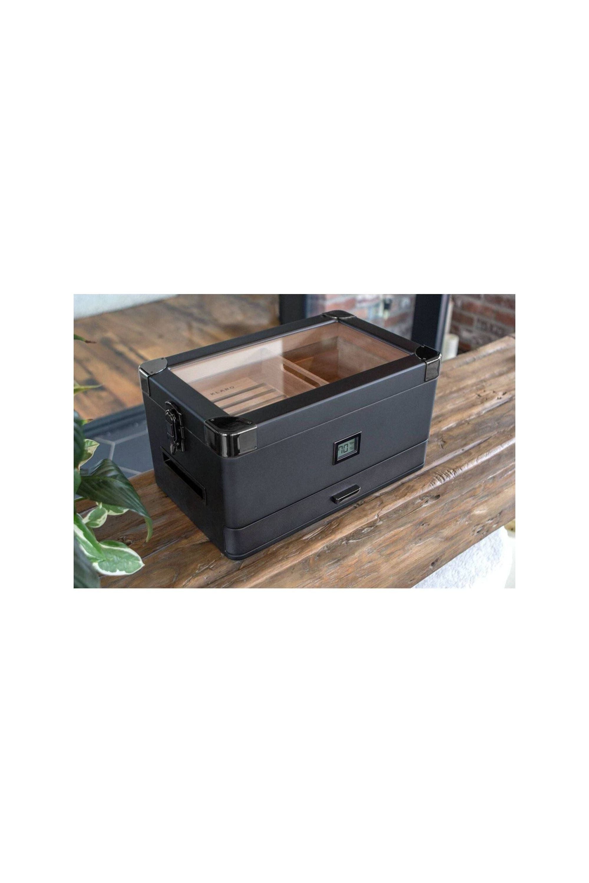Humidor militaires Black Edition avec vitrage et affichage numérique, sur table en bois.