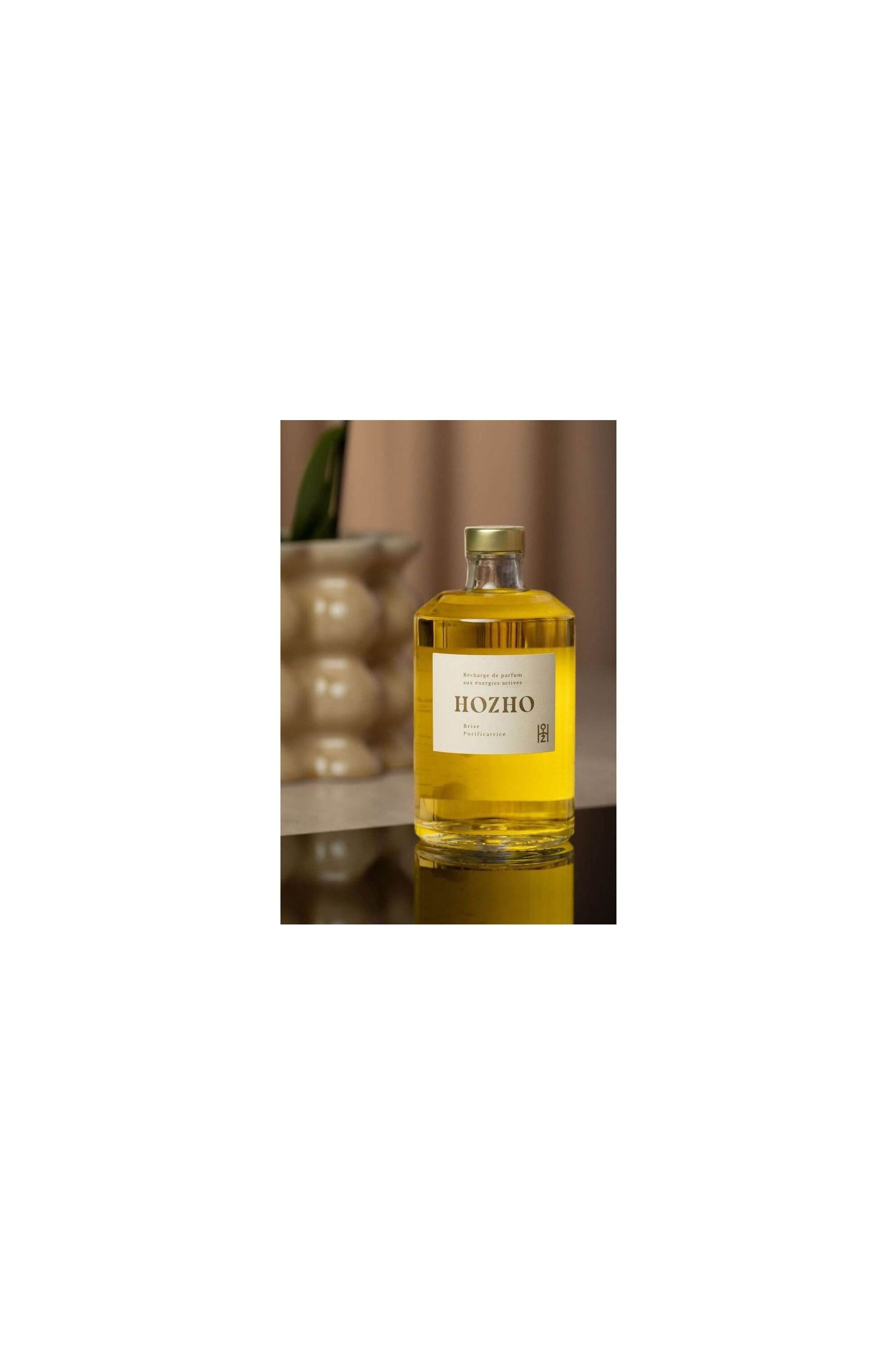 Recharge Brise Purificatrice Hozho in glass bottle, enriched with natural oils for home purification.