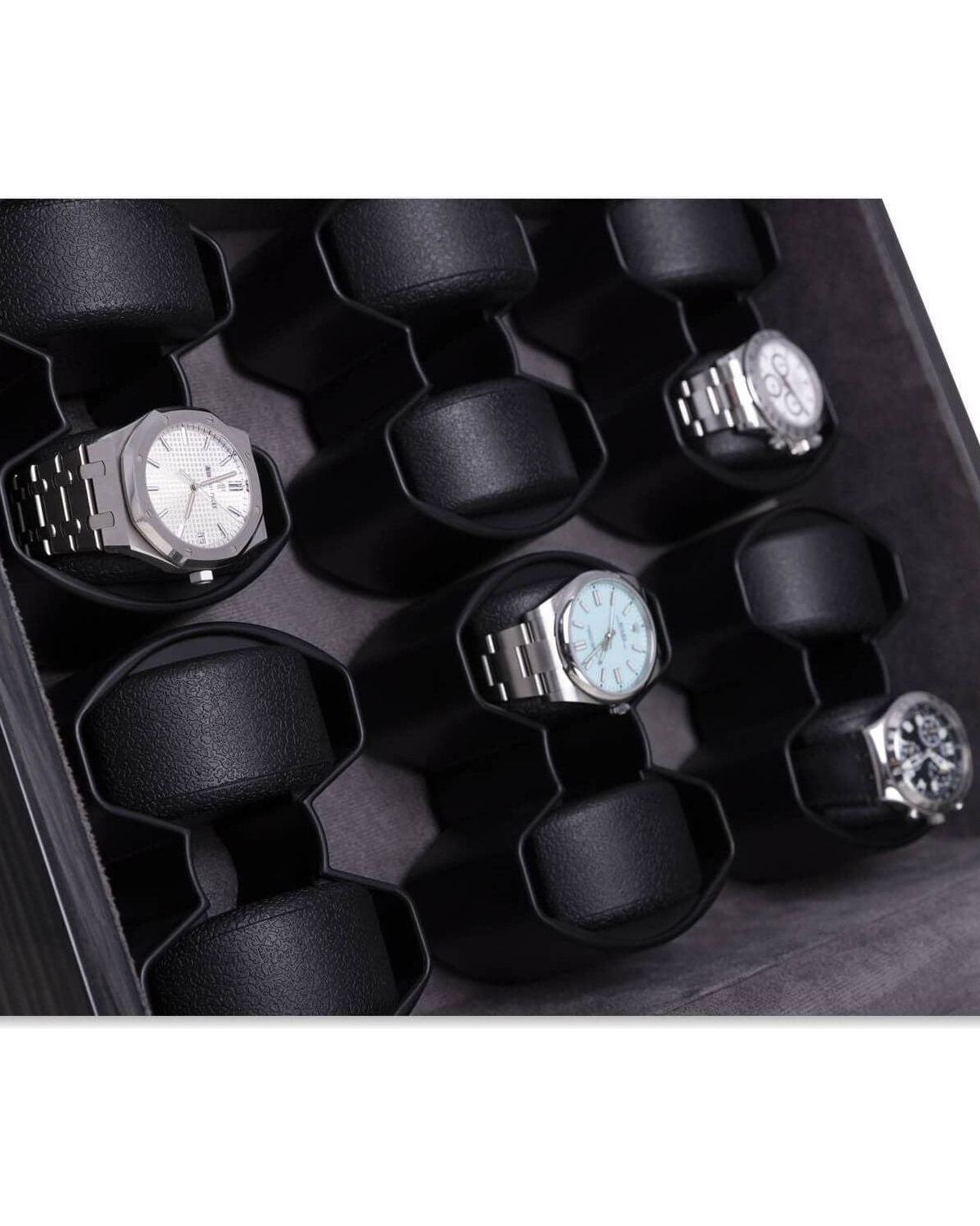 Remontoir de montres Cosmo Twelve affichant plusieurs montres élégamment rangées en positions protégées.
