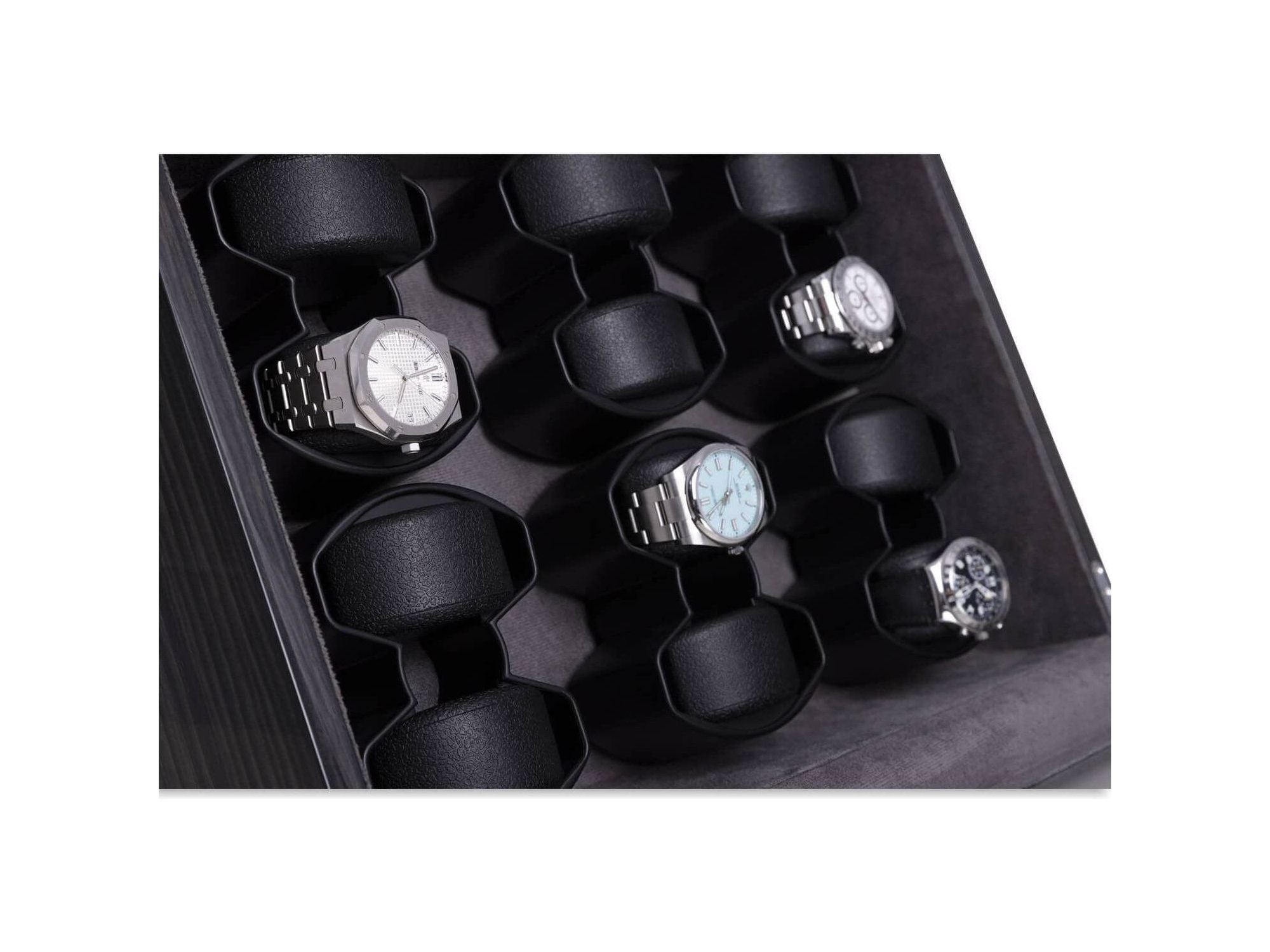Remontoir de montres Cosmo Twelve affichant plusieurs montres élégamment rangées en positions protégées.